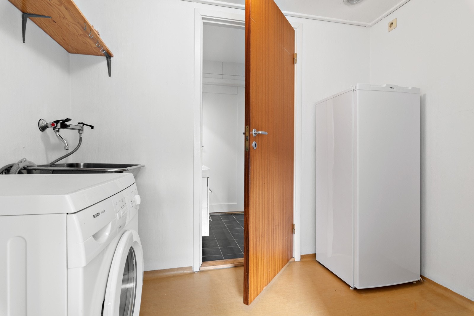 Vaskerommet har skyllekar av stål på veggen og bra med oppbevaringsplass, og ikke minst opplegg for vaskemaskin. Galleribilde