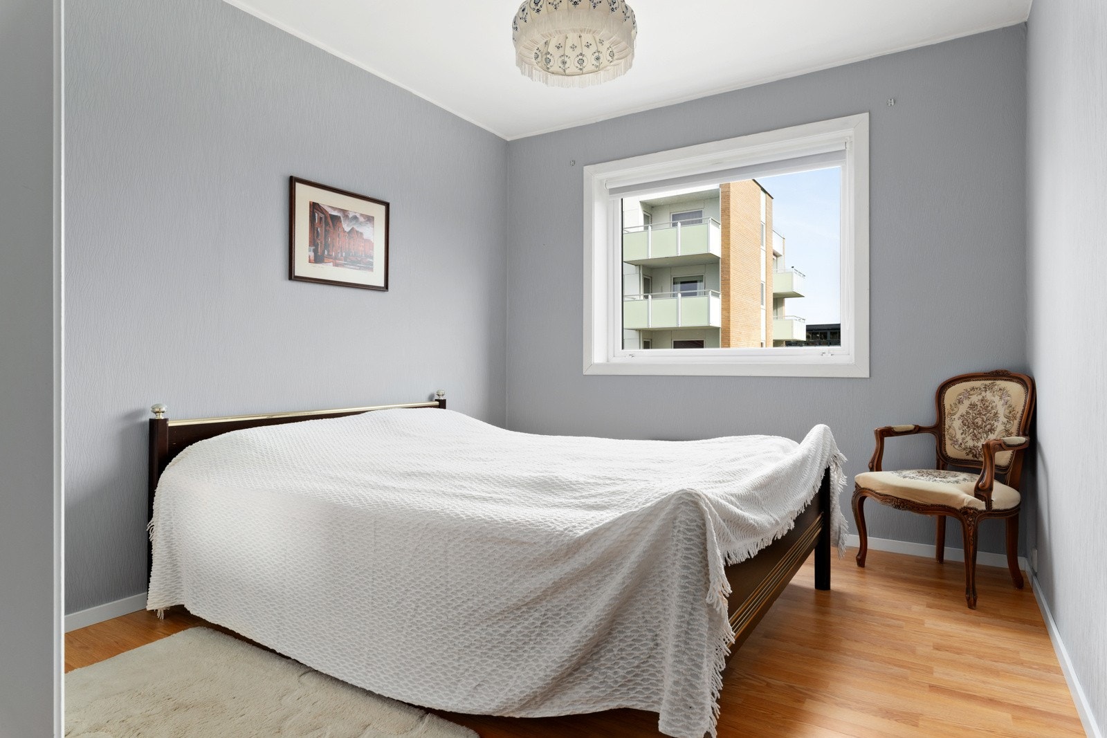 Soverommet er av god størrelse med plass til ønsket sengestørrelse og annet passende møblement. Garderobeskap er her allerede. Galleribilde