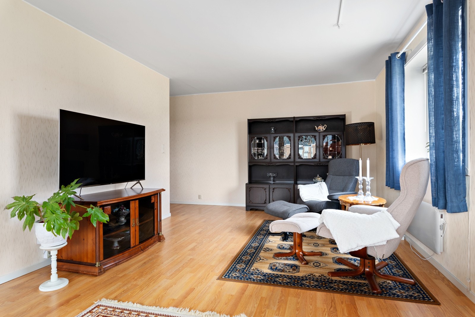 Stuen er av god størrelse og har bra med plass til ønsket møblering. Galleribilde