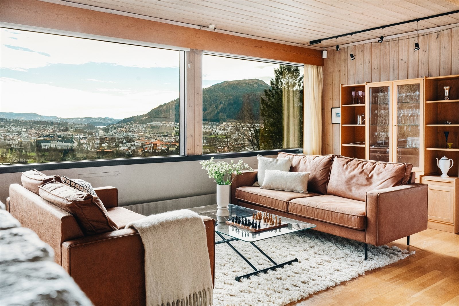 Stuen er romslig og har god plass til møblement etter eget ønske. Galleribilde