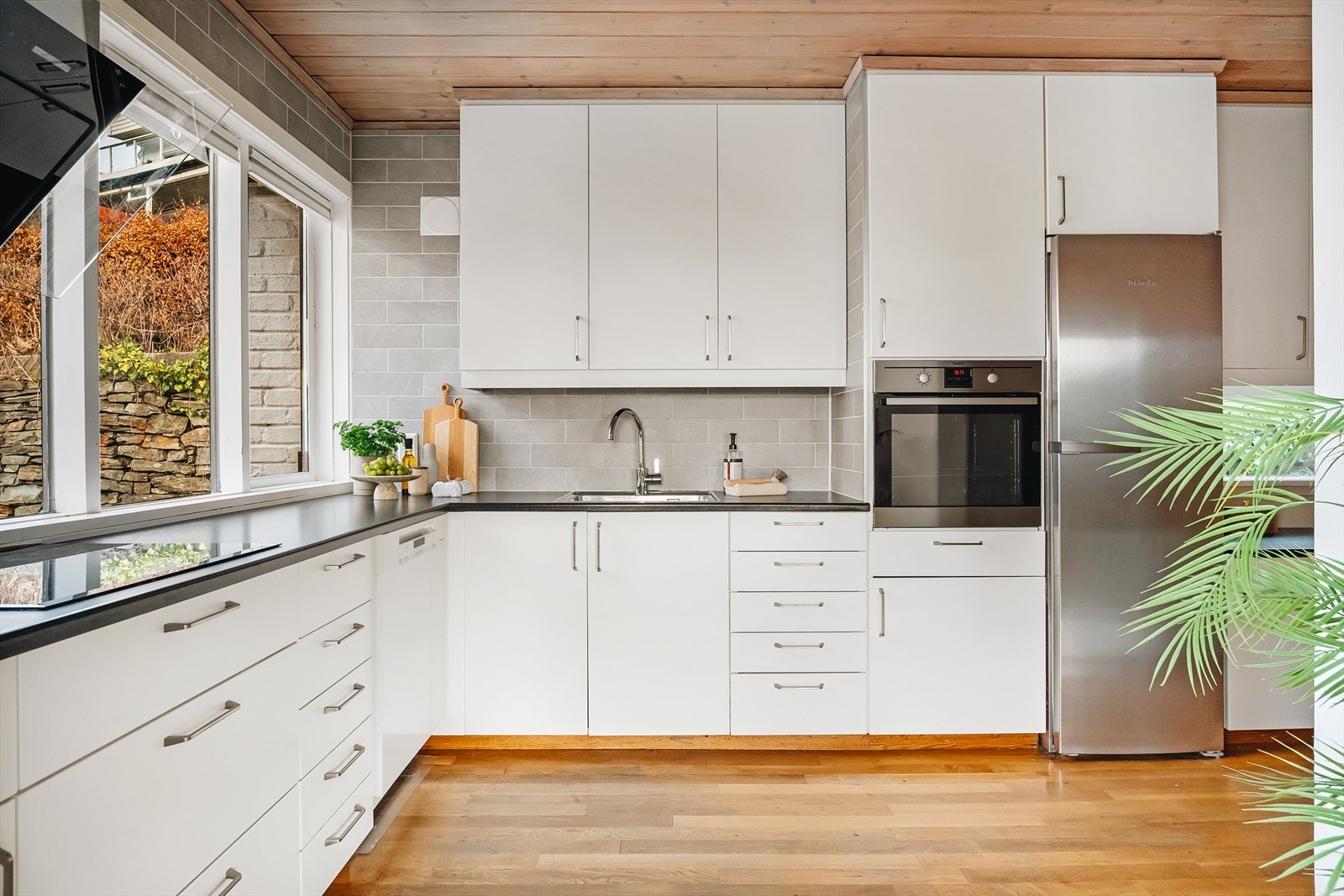 Her har du det du måtte trenge til store og små kokkekunster, gode arbeidsflater og rikelig med oppbevaringsplass. Galleribilde