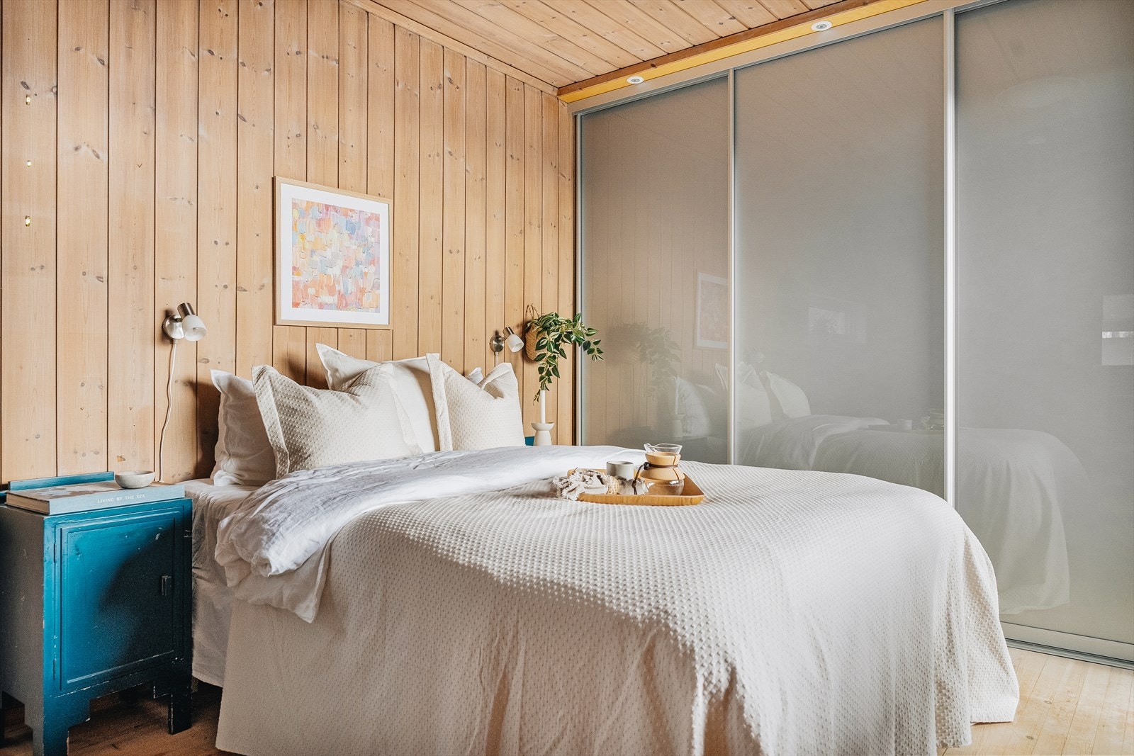 Hovedsoverommet er romslig og har god plass til oppbevaring i skyvedørsgarderoben. Galleribilde