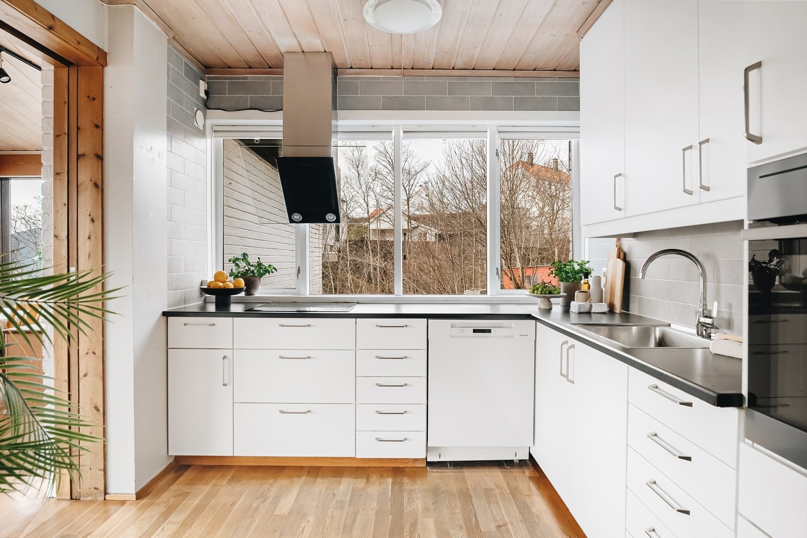 Videre finner vi kjøkkenet som har kjøkkeninnredning med slette fronter og laminat benkeplate, av integrerte hvitevarer er det induksjonstopp og stekeovn. Galleribilde