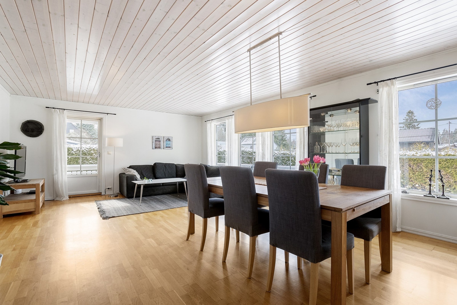 Vindusflater mot syd og vest slipper inn godt med naturlig lys Galleribilde