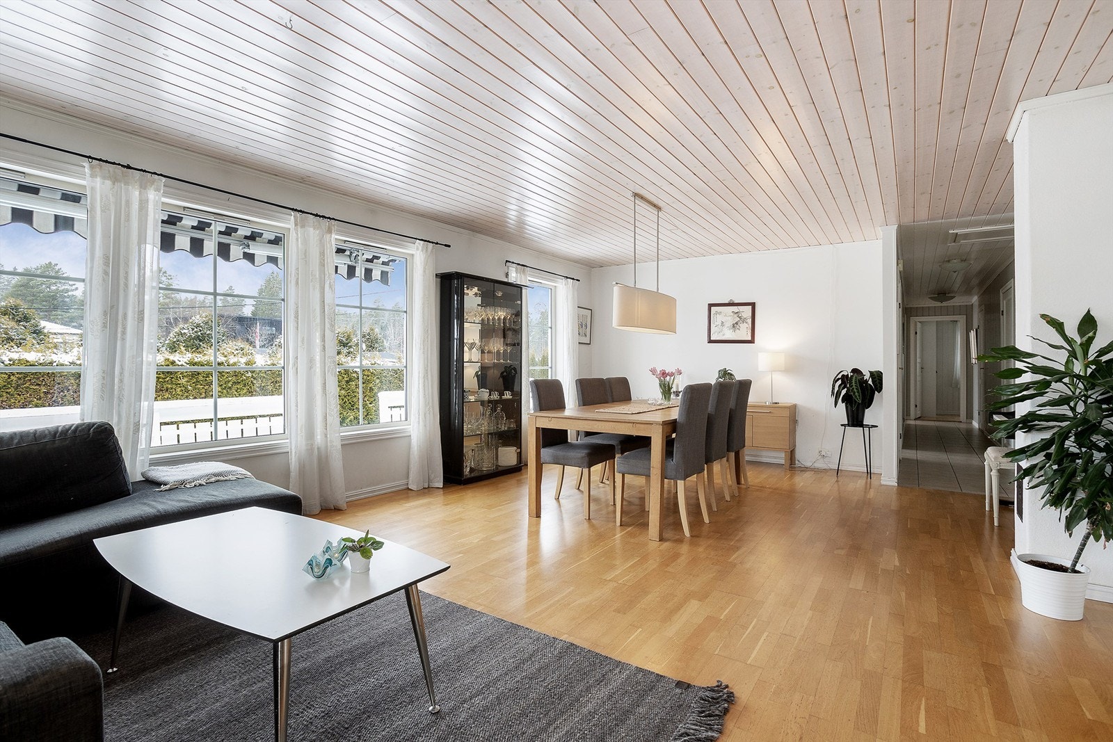 Lys og romslig stue med god plass til sofagruppe, spisestue og tilhørende møblement Galleribilde