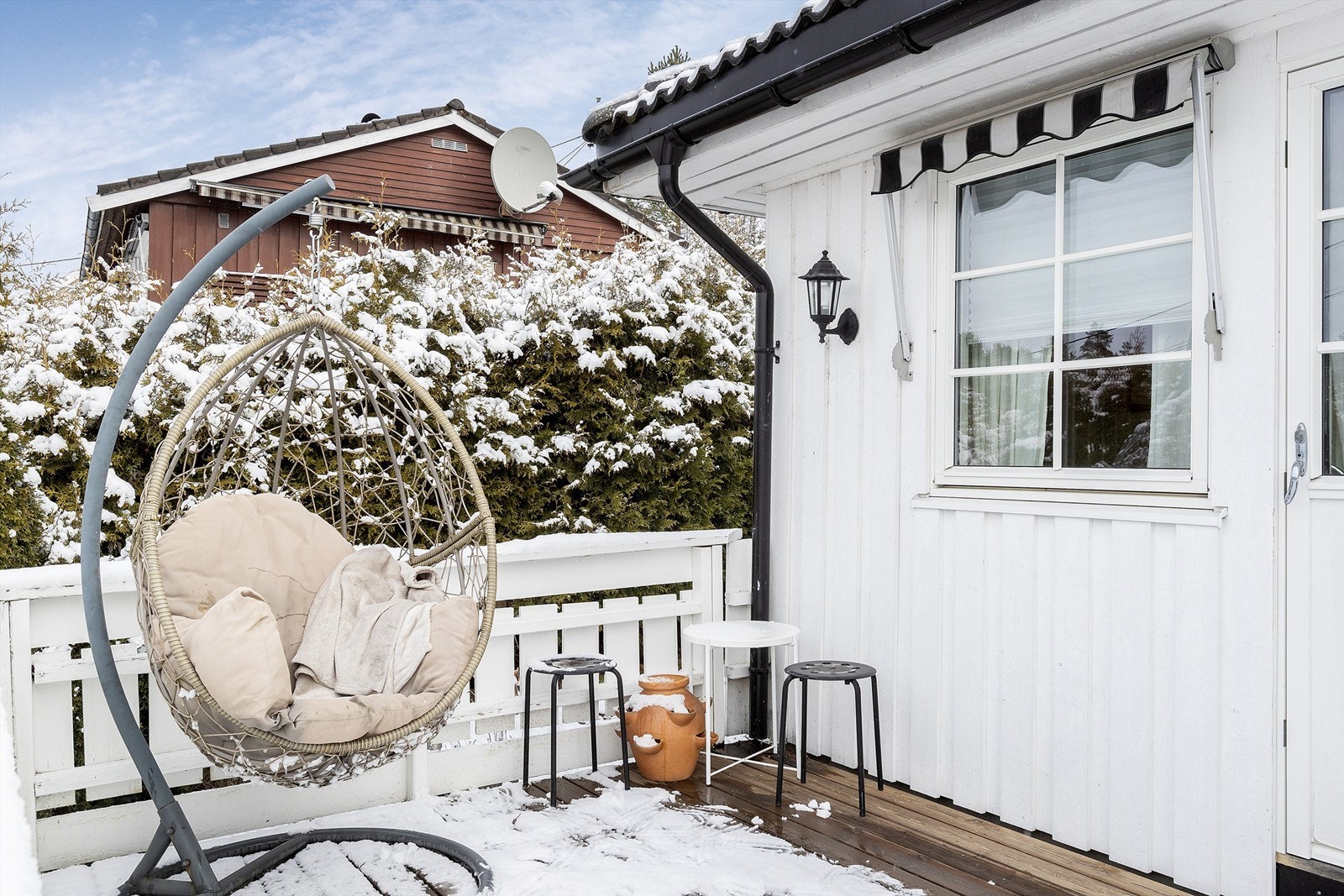 God plass til flere soner med sittegrupper på terrassen Galleribilde