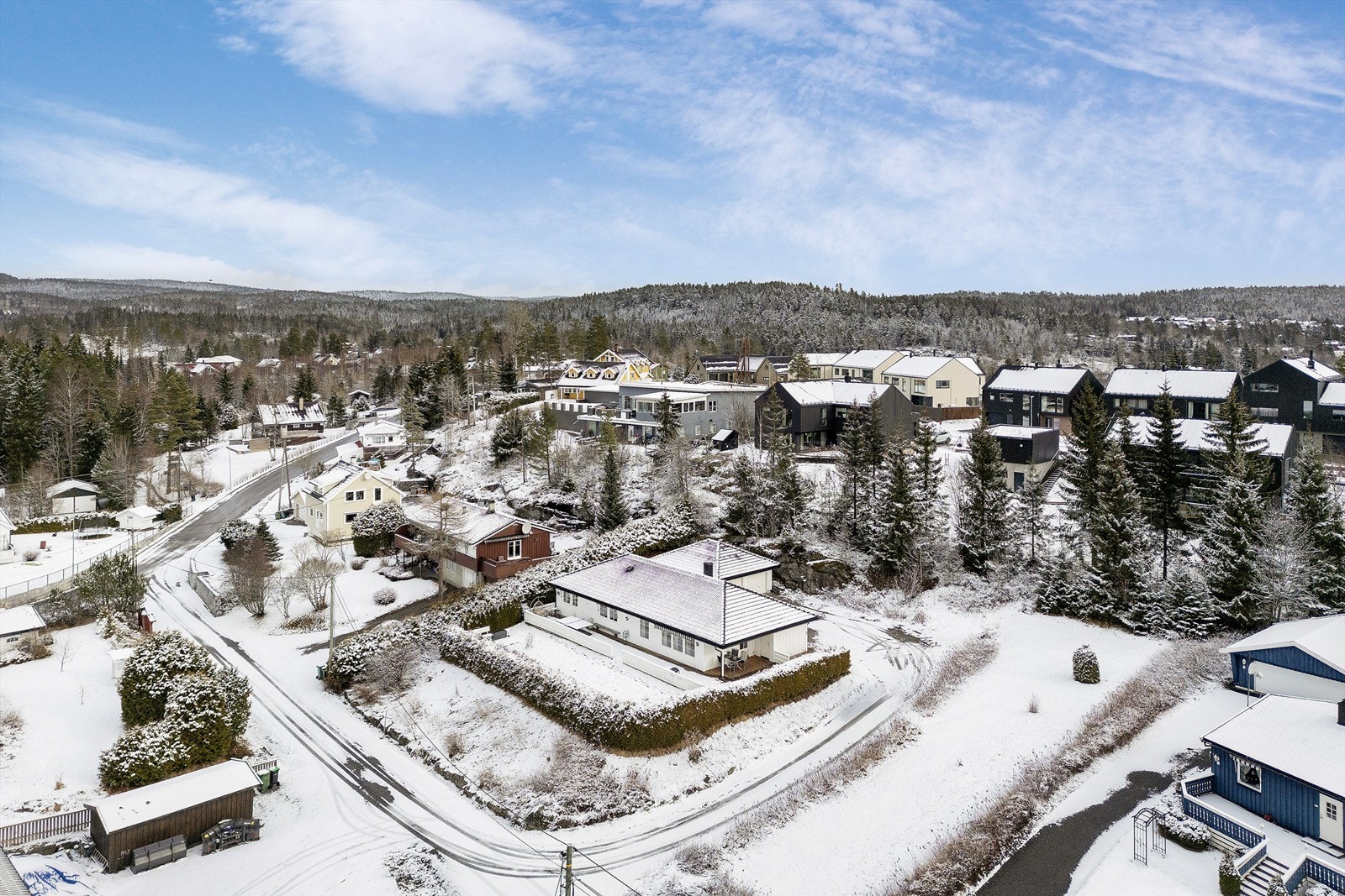 Kort gangavstand til bussholdeplass med gode forbindelser til Oslo, Ski og Lillestrøm Galleribilde
