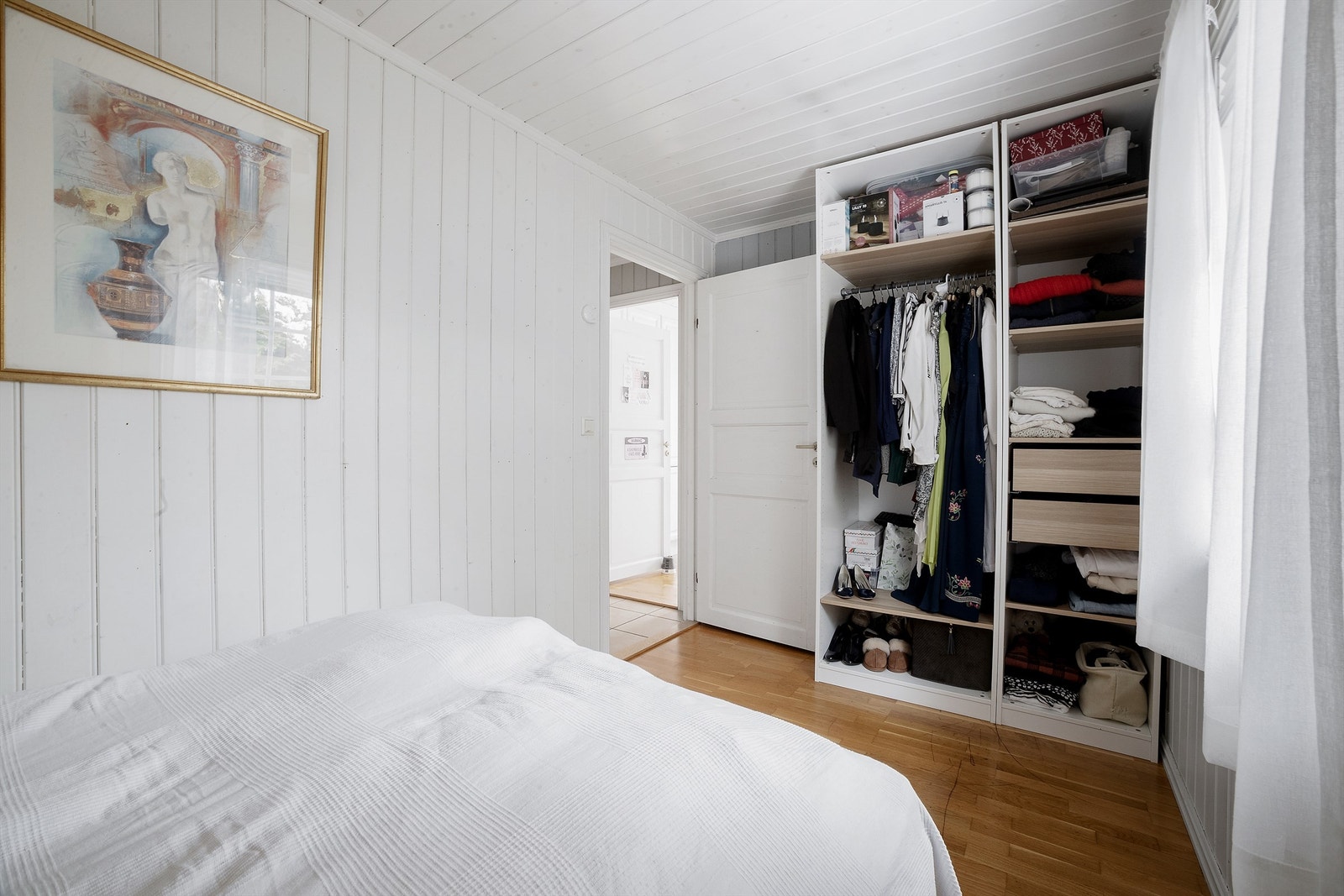 Soverom med garderobe Galleribilde