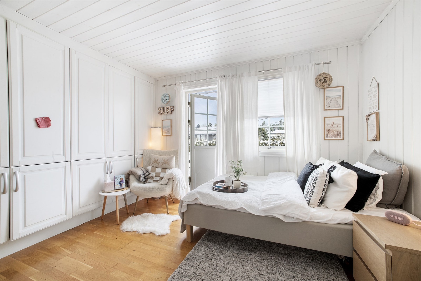 Soverom med godt med garderobeplass Galleribilde