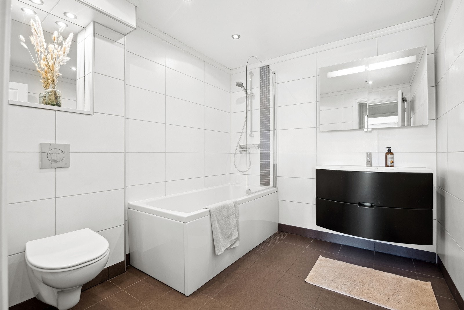 Badet har gulvvarme, flislagte overflater og downlights i himling. Tidligere salgsoppgave opplyser at rommet ble oppgradert i 2011. Galleribilde