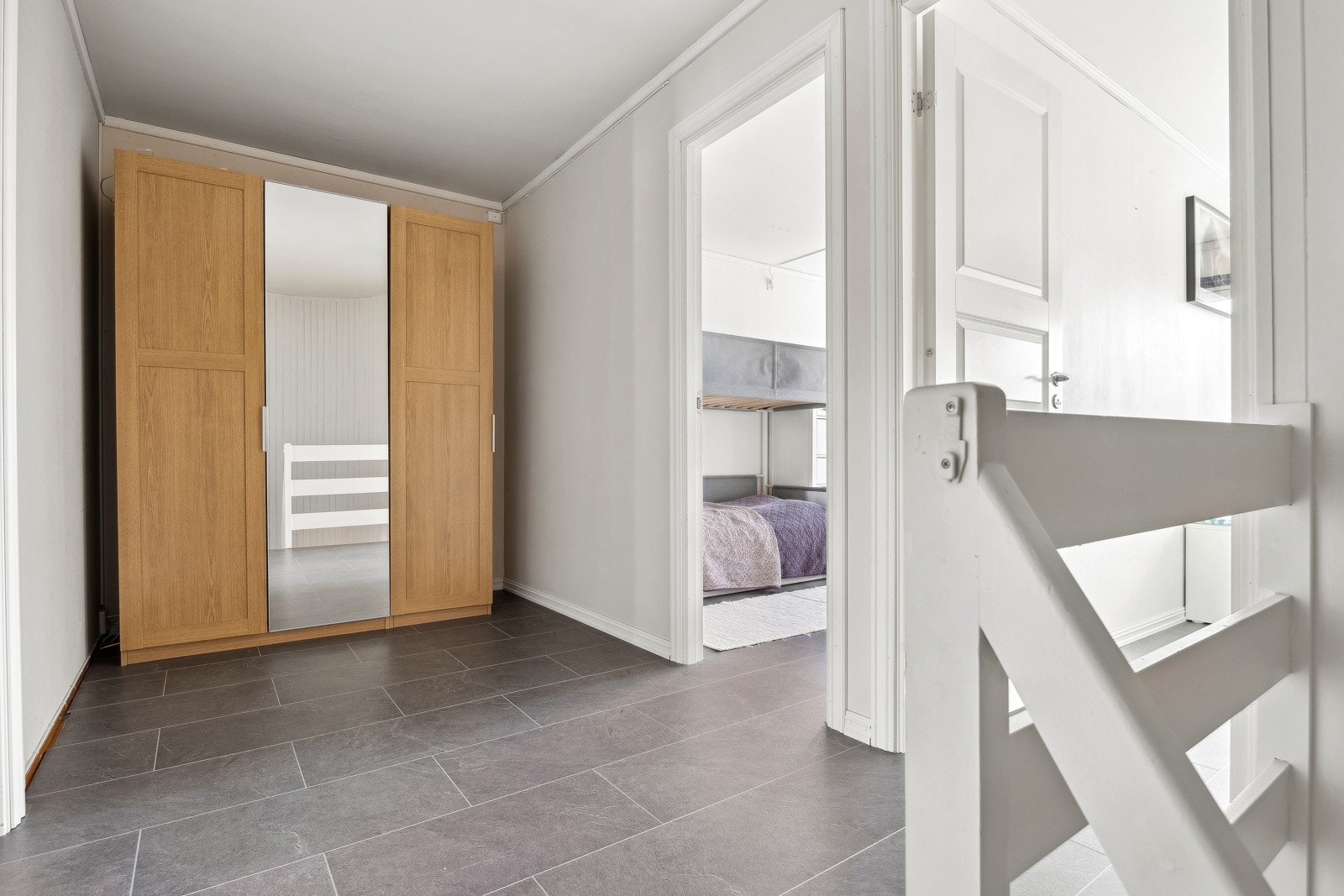 Tar man trappeløpet opp til 2. etasje ankommer man et svært romslig gangareal som fordeler seg til 3 soverom og bad. Galleribilde