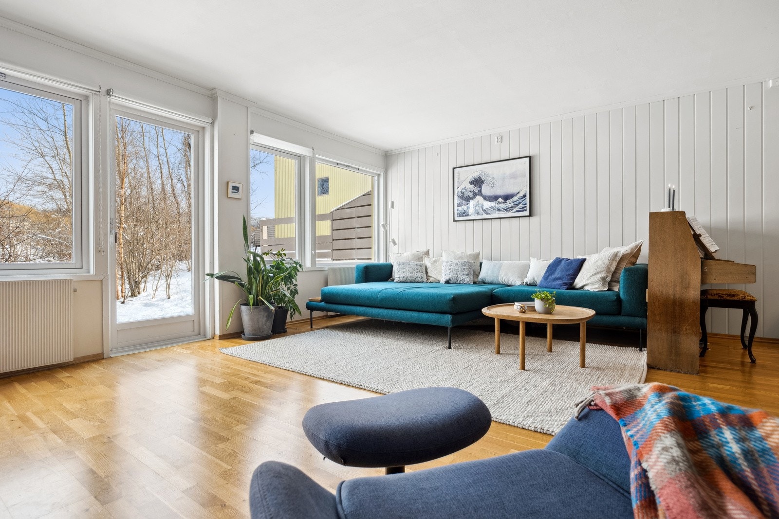 Stuen har en fin utforming og størrelse som gir plass til både spisebord, sofagruppe og mediemøblement. Galleribilde