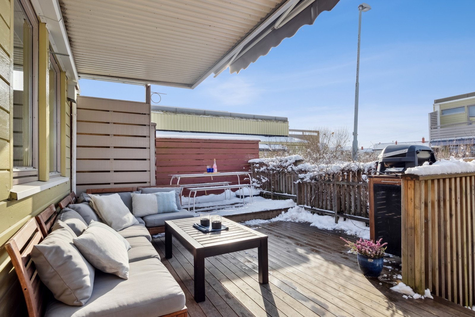 I tillegg disponerer man en bod på 3,5 kvm i tilknytning terrassen med god plass for ski, sykler, hagemøbler m.m. Det er også en liten bod i tilknytning andelens garasjeplass. Galleribilde