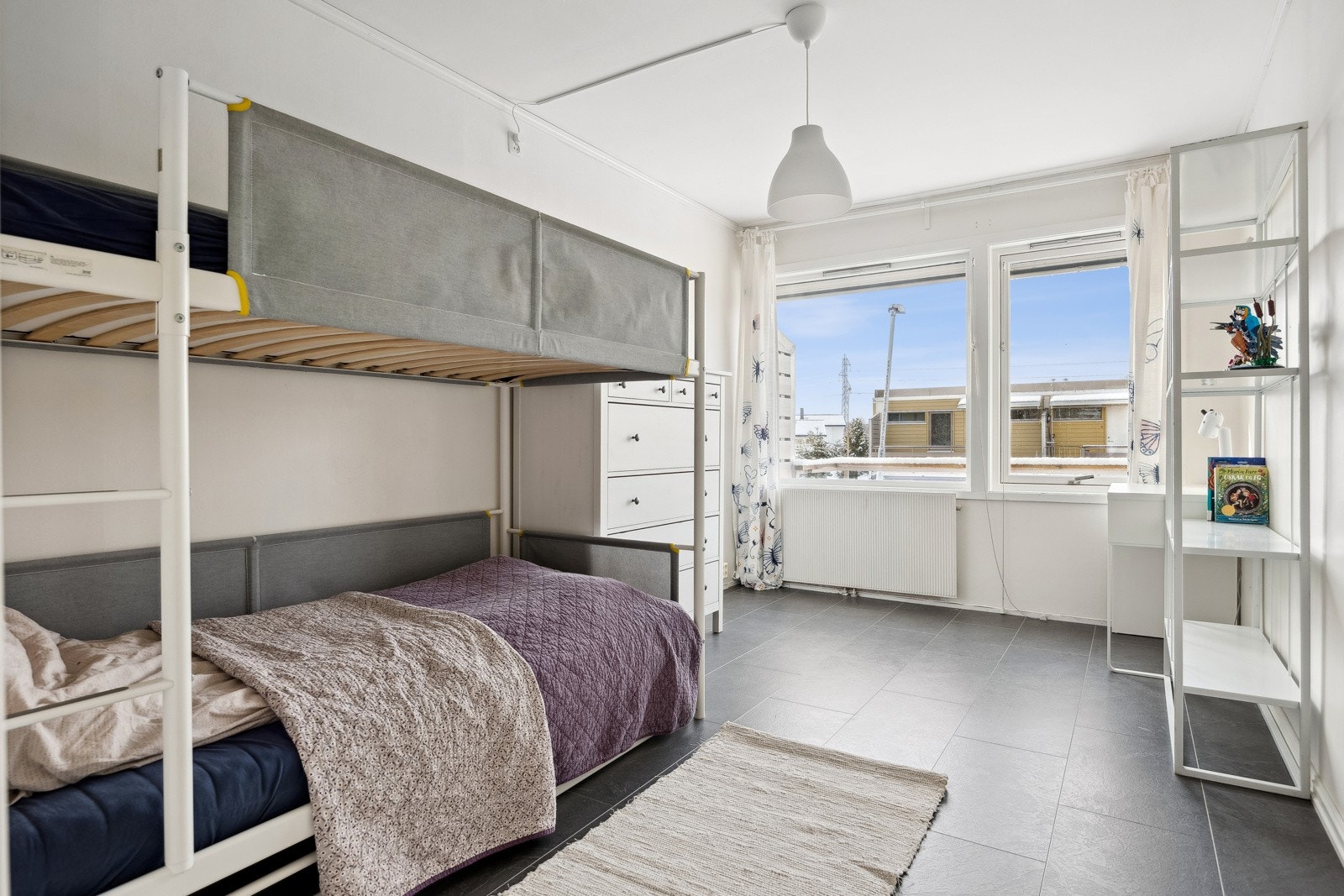 Det er god plass til seng, garderobeskap og arbeidsbord for lekser eller hjemmekontor på alle rom. Galleribilde