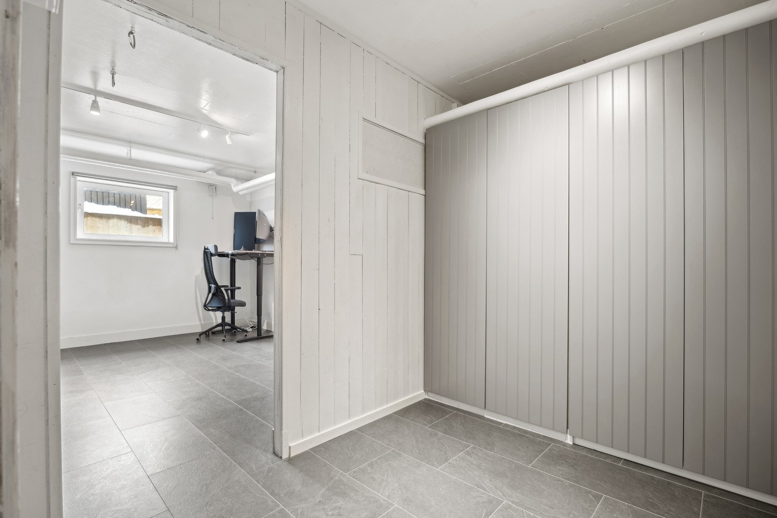 Sokkeletasjen rommer 21 kvm med bodareal og en kjellerstue med høy bruksverdi. Galleribilde