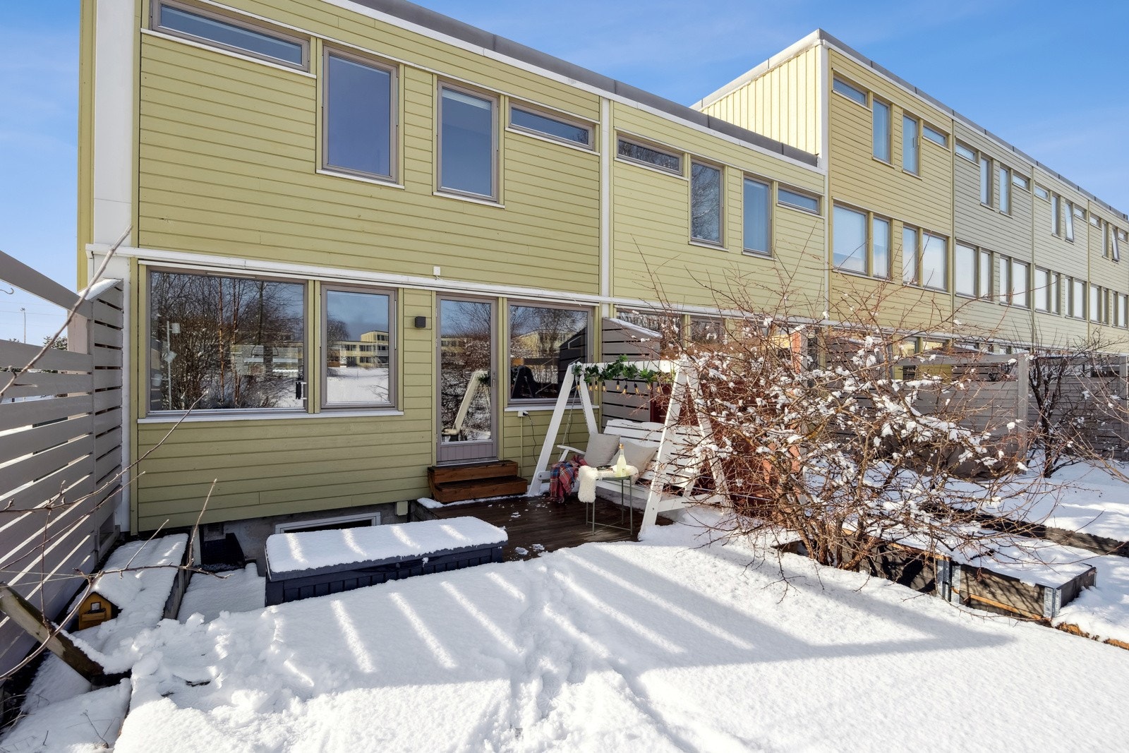 Fra stuen er det adkomst til en østvendt terrasse på 27 kvm. Galleribilde