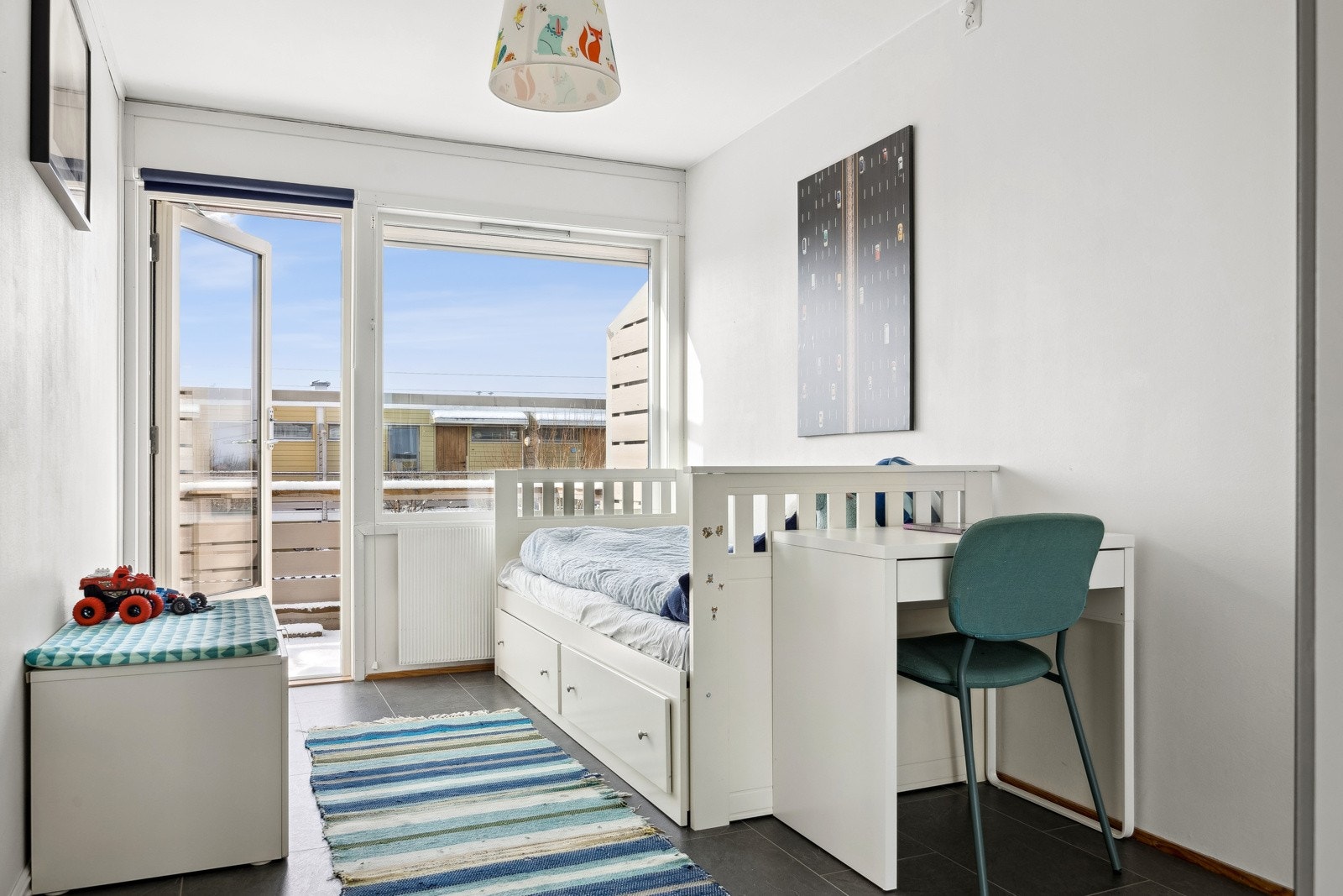 Fra det minste soverommet er det adkomst til en romslig balkong. Galleribilde