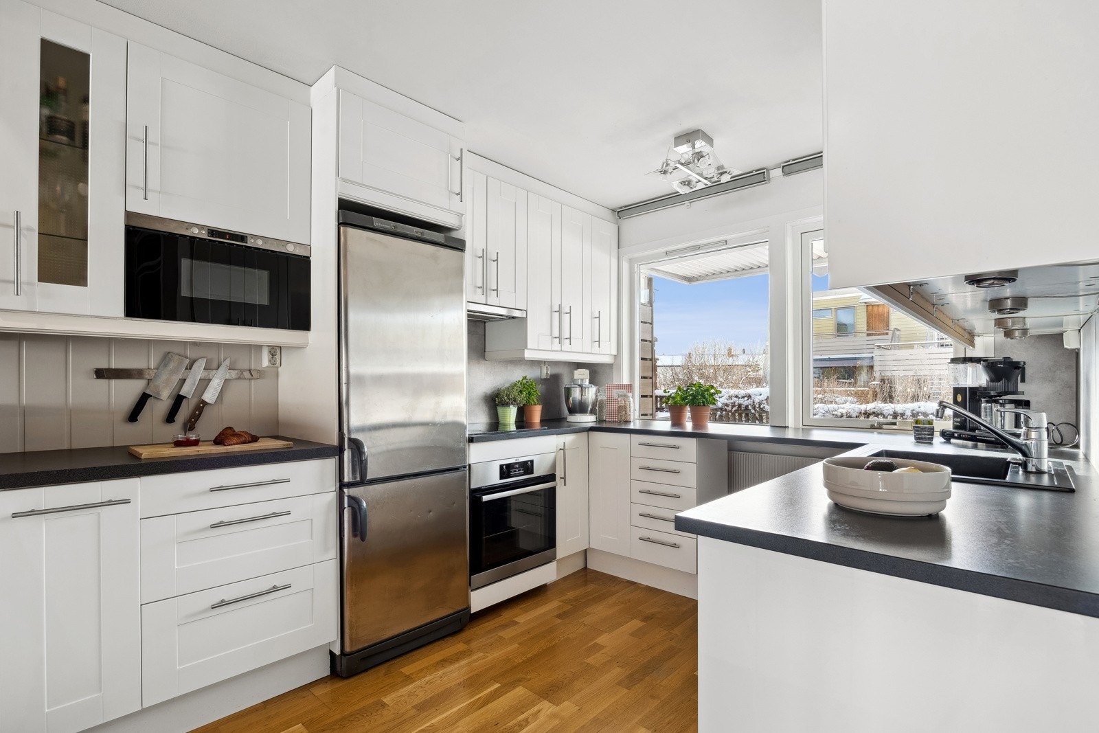 Det er medfølgende hvitevarer i form av stekeovn, platetopp, mikroovn, oppvaskmaskin og kombiskap. Galleribilde