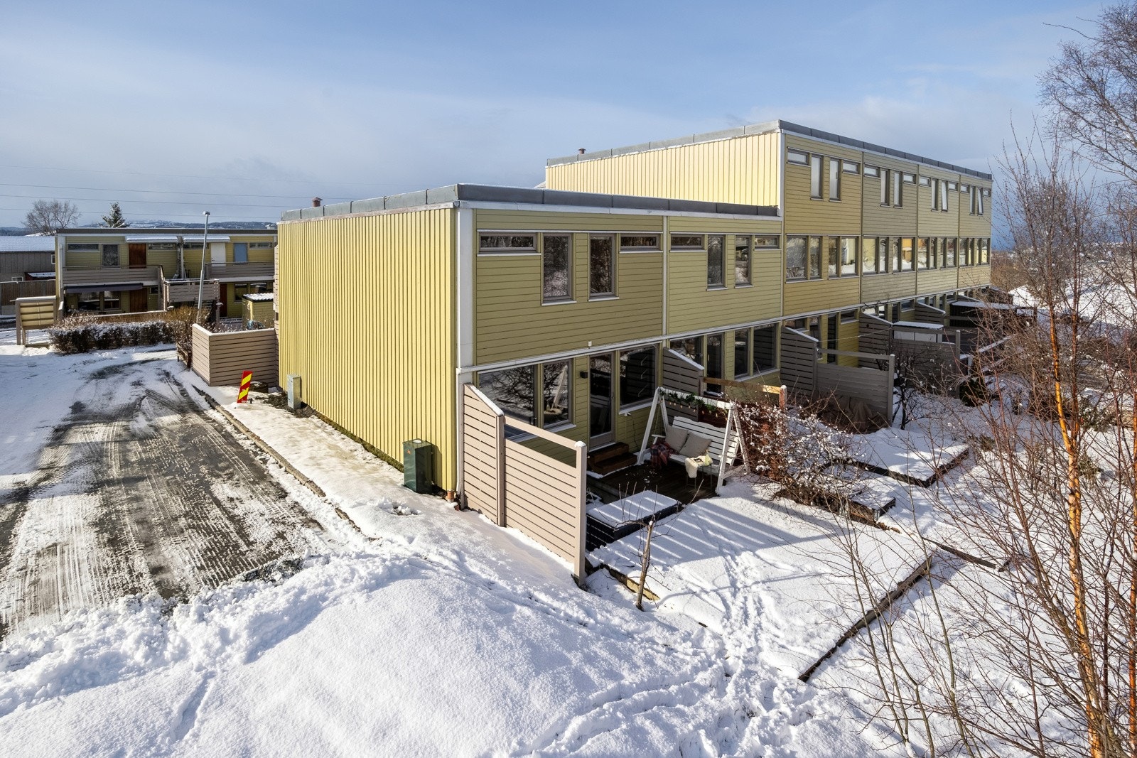 Rekkehuset strekker seg over 3 plan og har en usjenert endebeliggenhet i feltet, vendt mot grøntareal. Galleribilde