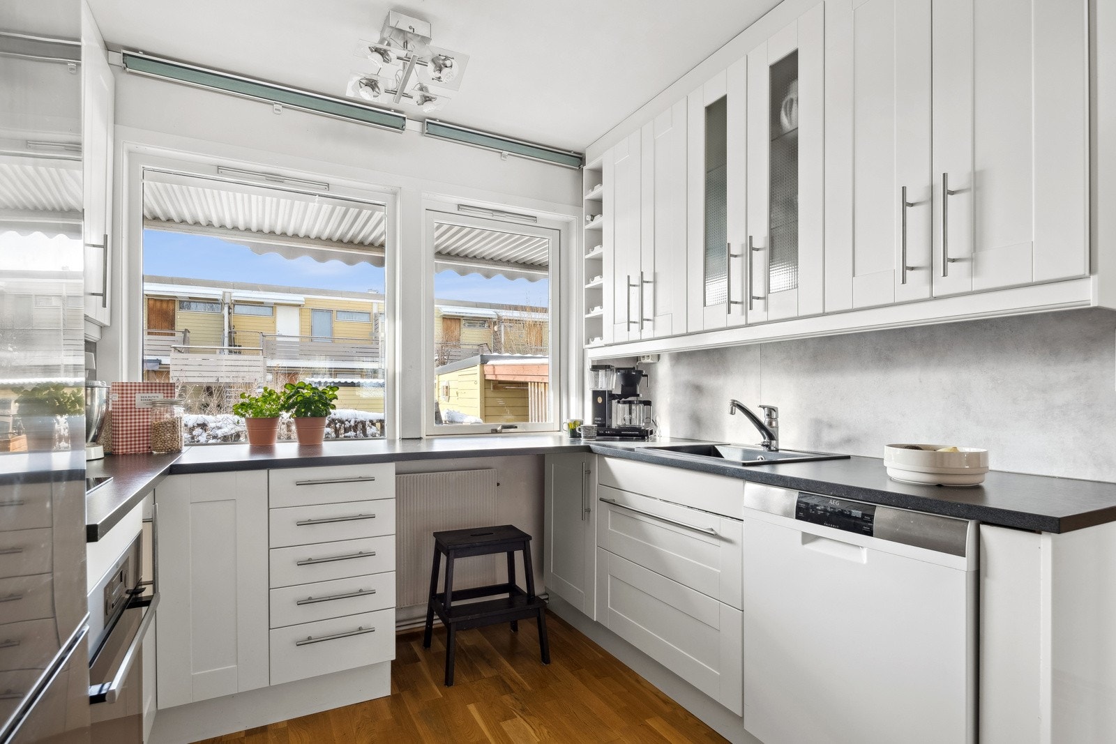 Kjøkkenet har en tidløs innredning med svært god lagringsplass i skuffer og skap. Tidligere salgsoppgave opplyser at kjøkkenet ble oppgradert i 2011. Galleribilde