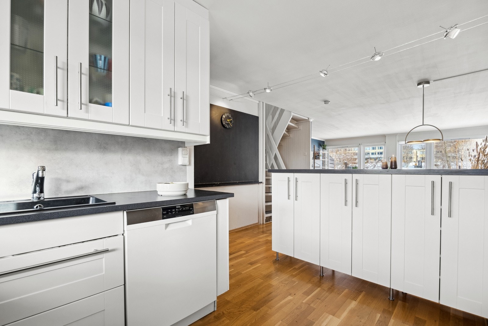 Kjøkkenøyen fungerer som en luftig romdeler, samtidig som den gir ekstra benke- og lagringsplass. Galleribilde