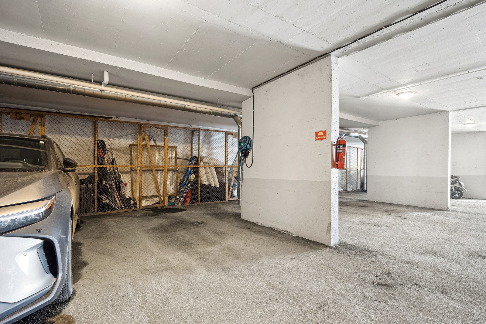 Egen garasjeplass med egen ladeboks for elbil i oppvarmet garasjekjeller rett ved rekkehuset medfølger. Galleribilde