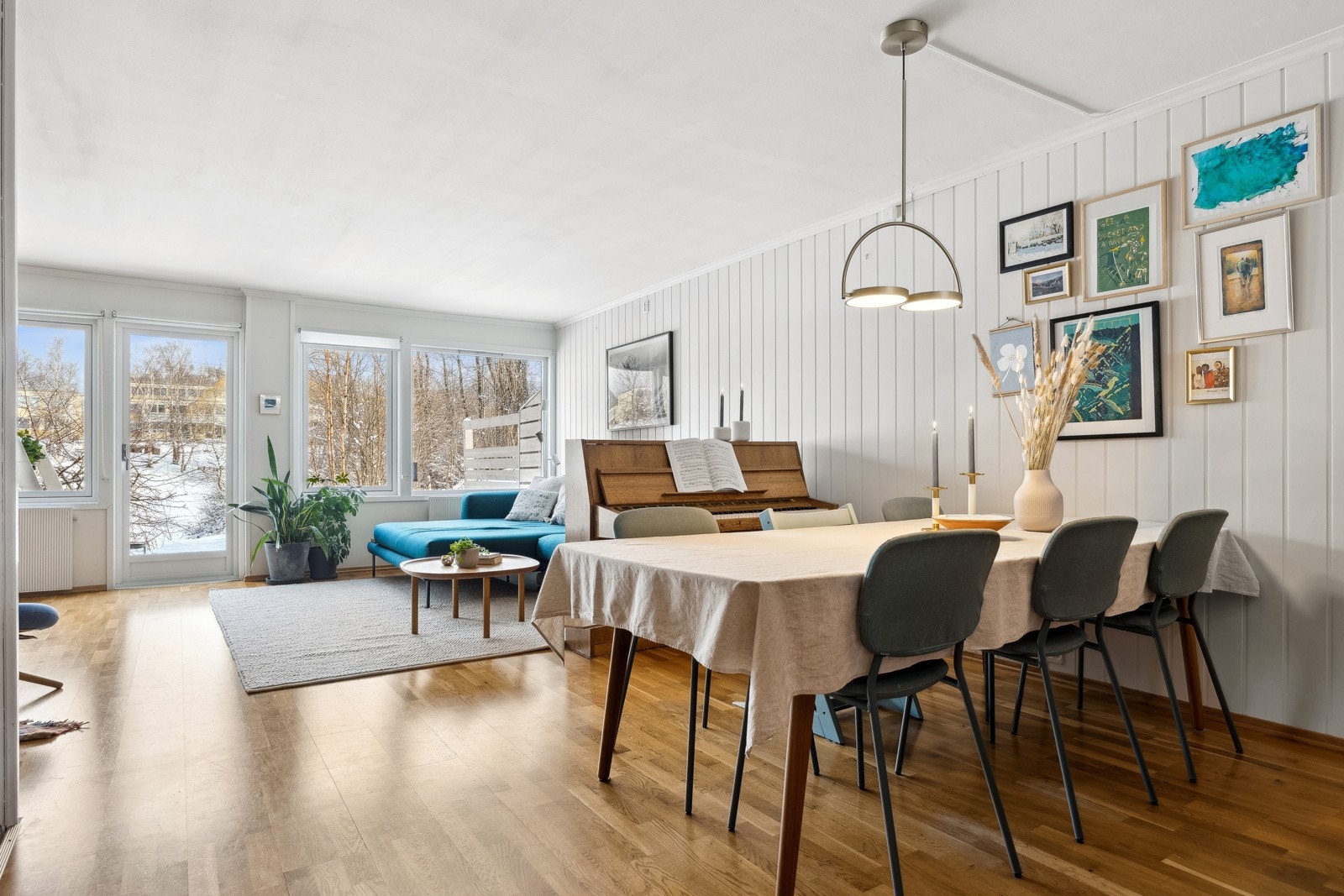 Stue og kjøkken er i åpen løsning og utgjør til sammen ca. 32 kvm. Galleribilde