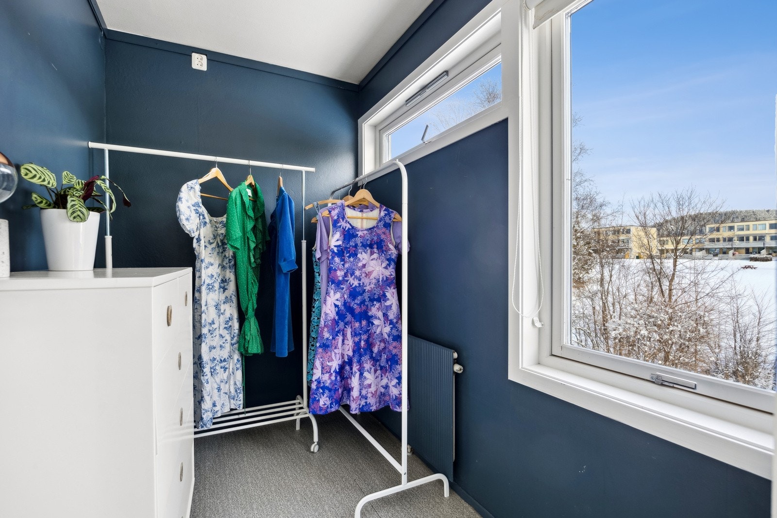 Det største soverommet har adkomst til en bod som kan benyttes som walk-in, lekerom, barnerom etc. Galleribilde