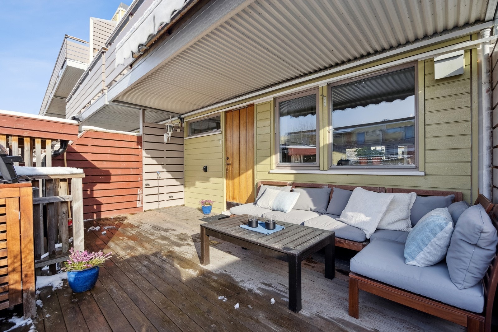 Ved inngangspartiet er en stor vestvendt terrasse på hele 27 kvm med ettermiddag- og kveldssol. Det er etablert markise som kan skjerme for sollys eller duskregn. Galleribilde