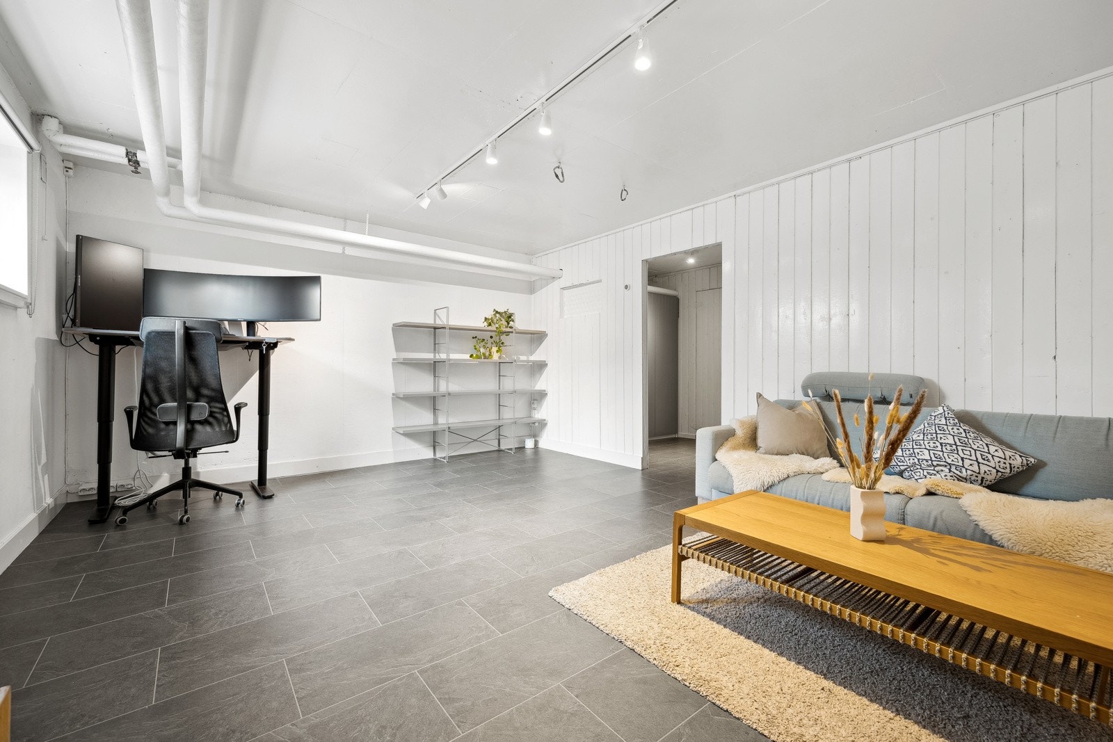 Rommet ble omsøkt til hobbyrom, rammeverksted, syrom ev. hjemme-kino i 2012. Det ble gitt ferdigattest for tiltaket i 2018. Galleribilde