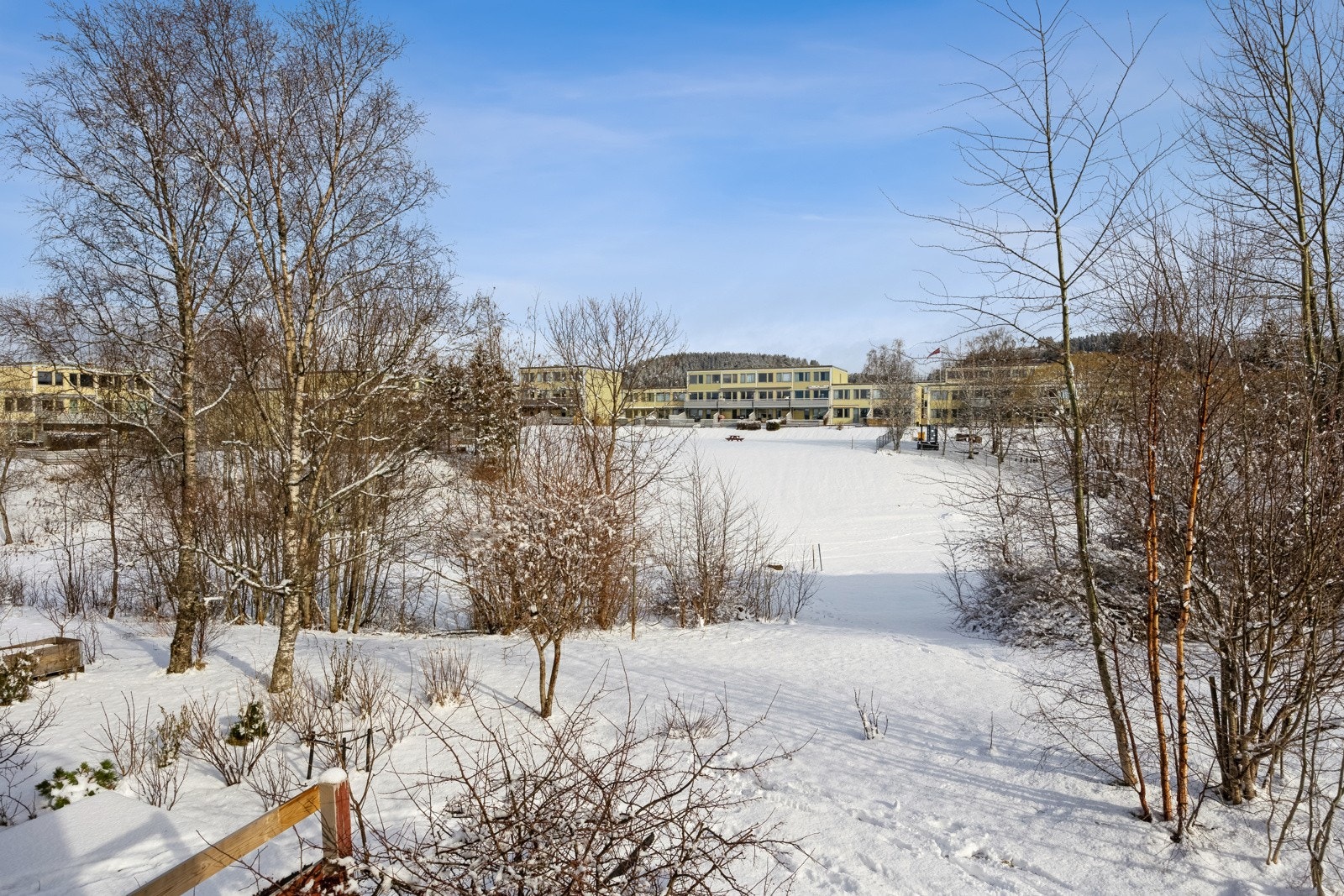 Uteplassen grenser til friareal, noe som sørger for fritt utsyn over borettslagets grøntområde. Galleribilde