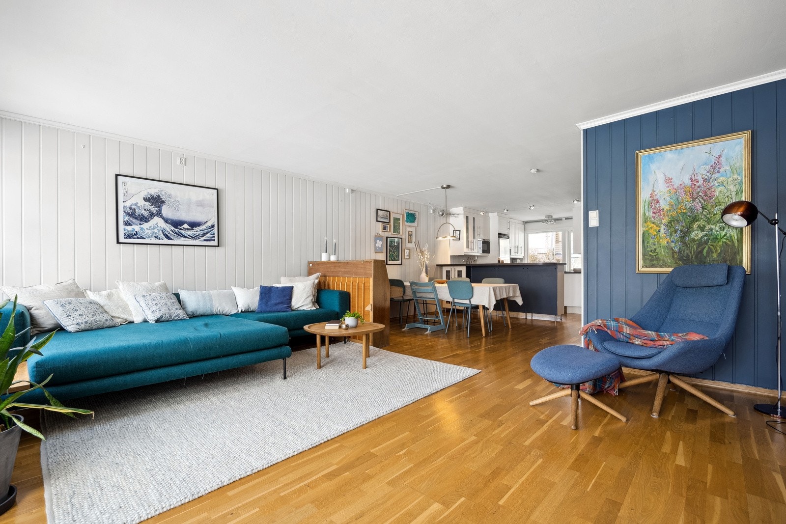 Rommet oppleves lyst og luftig med vindusflater ved begge endevegger. Galleribilde