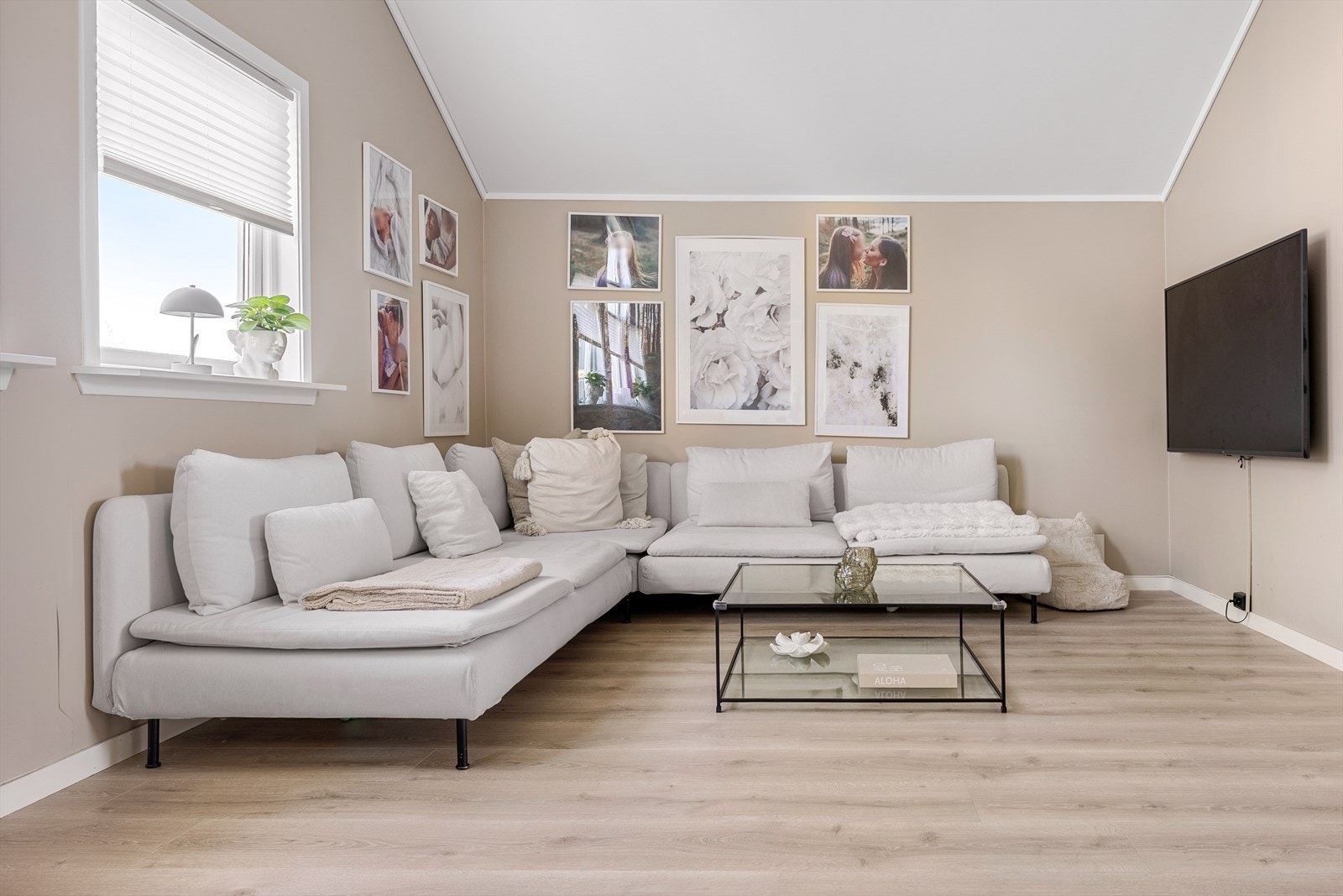 Stuen er i likhet med resten av boligen malt i tidsriktige farger. Galleribilde