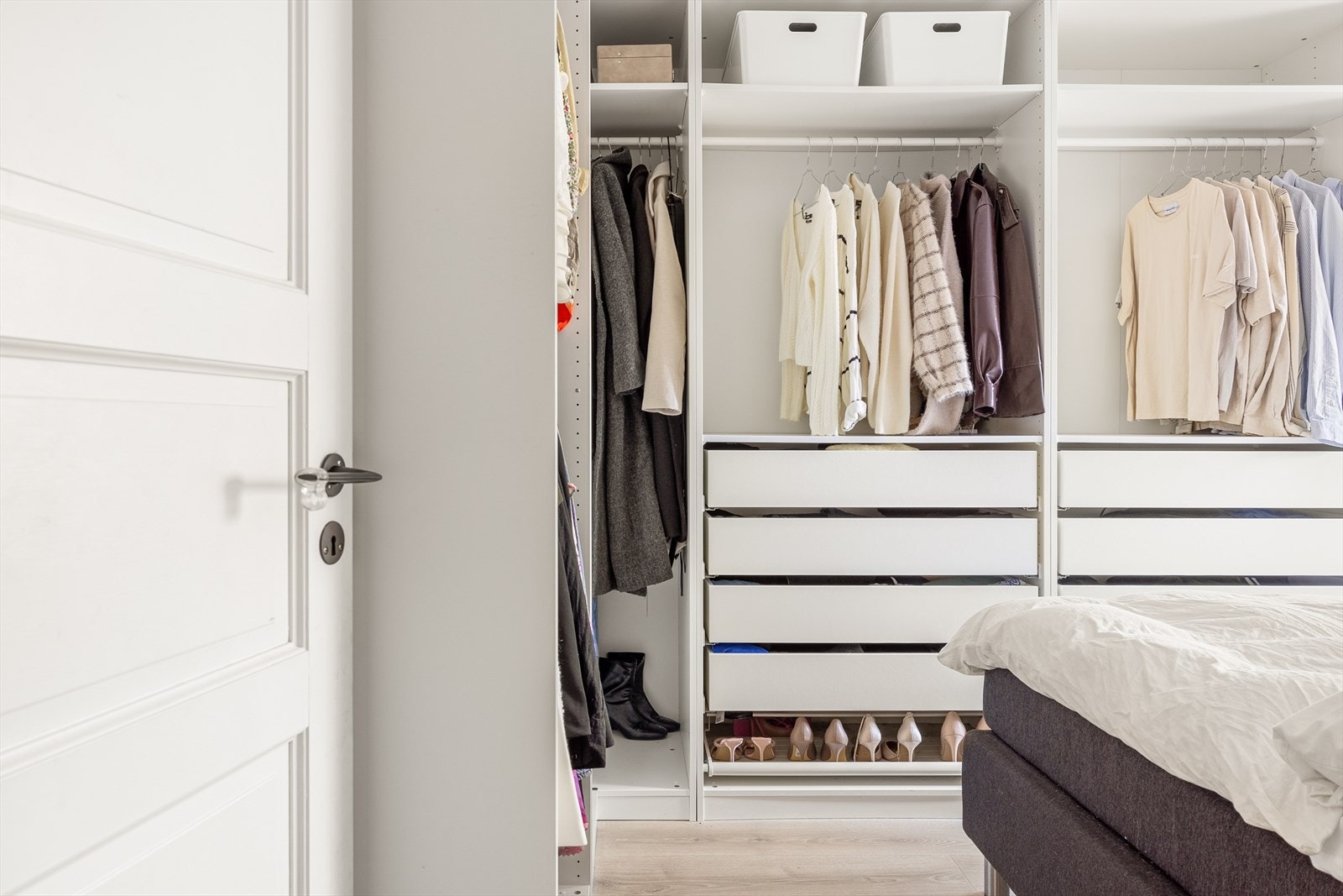 Soverommene er romslig og kan enkelt innredes med dobbeltseng, nattbord og kommode. Galleribilde