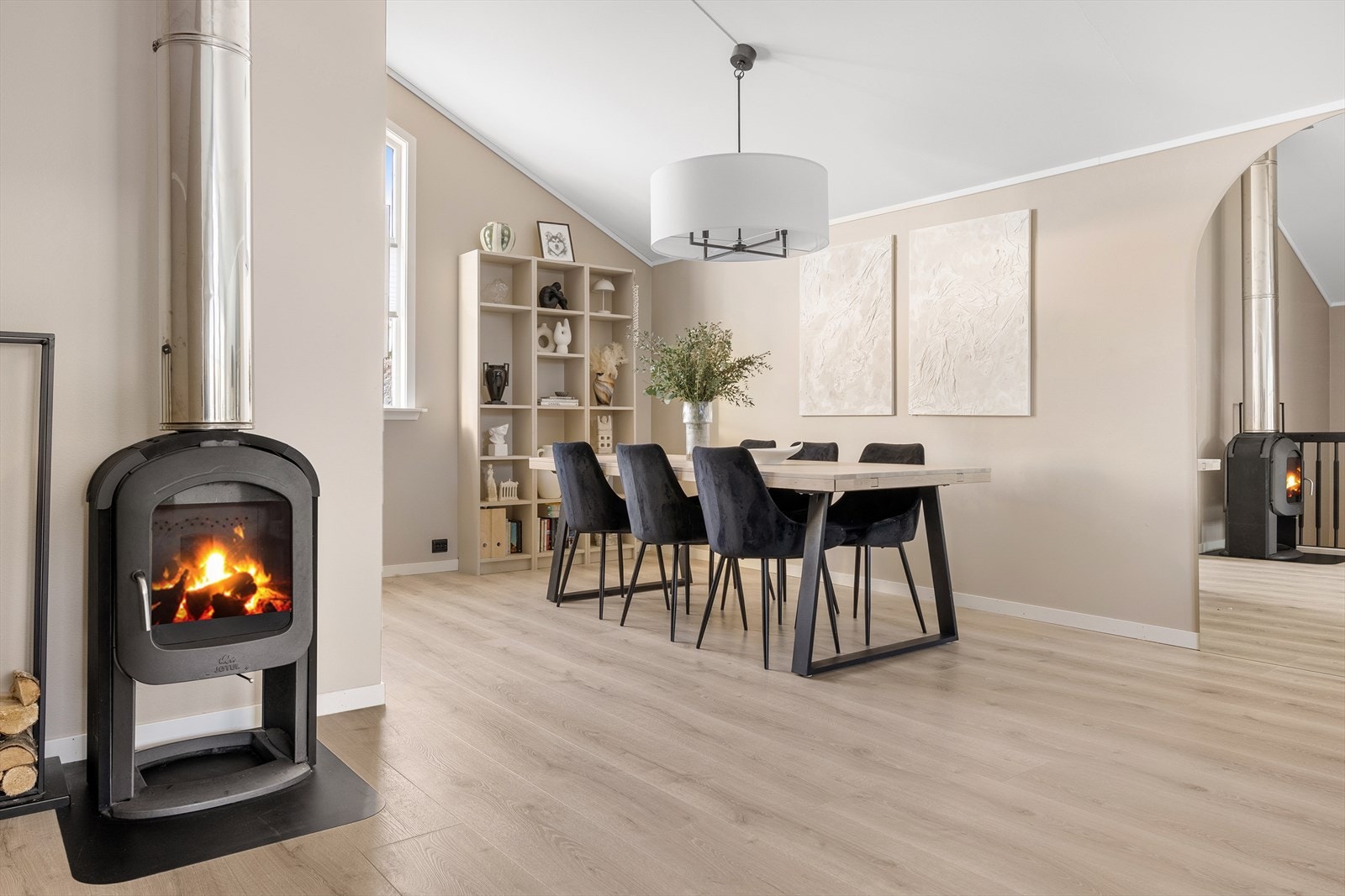 I stuen er det en stilren peisovn sørger for god oppvarming i hele boligen. Galleribilde