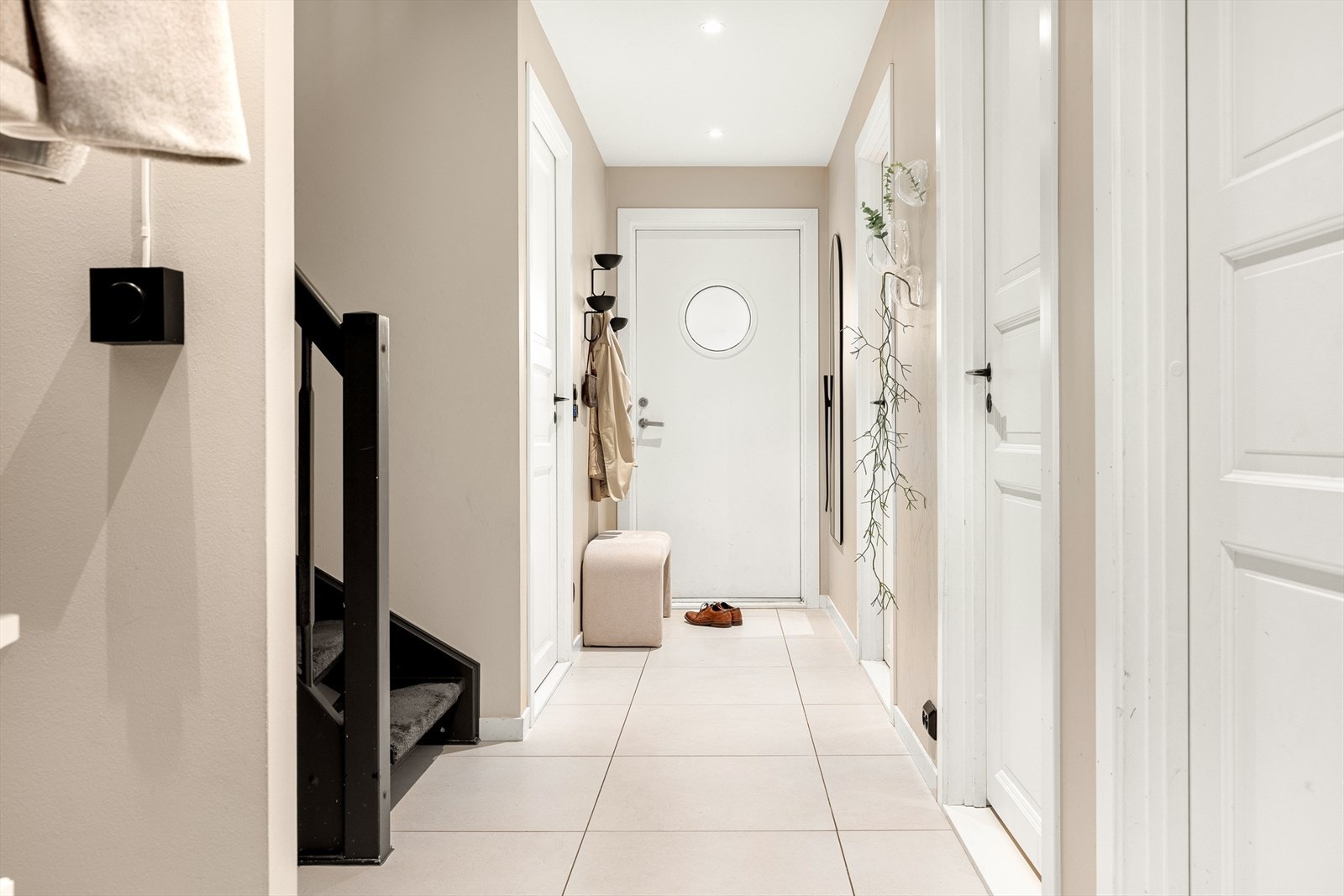 Entréen har flislagt gulv med varmekabler og god plass til å henge av seg yttertøy og sette fra seg sko. Galleribilde