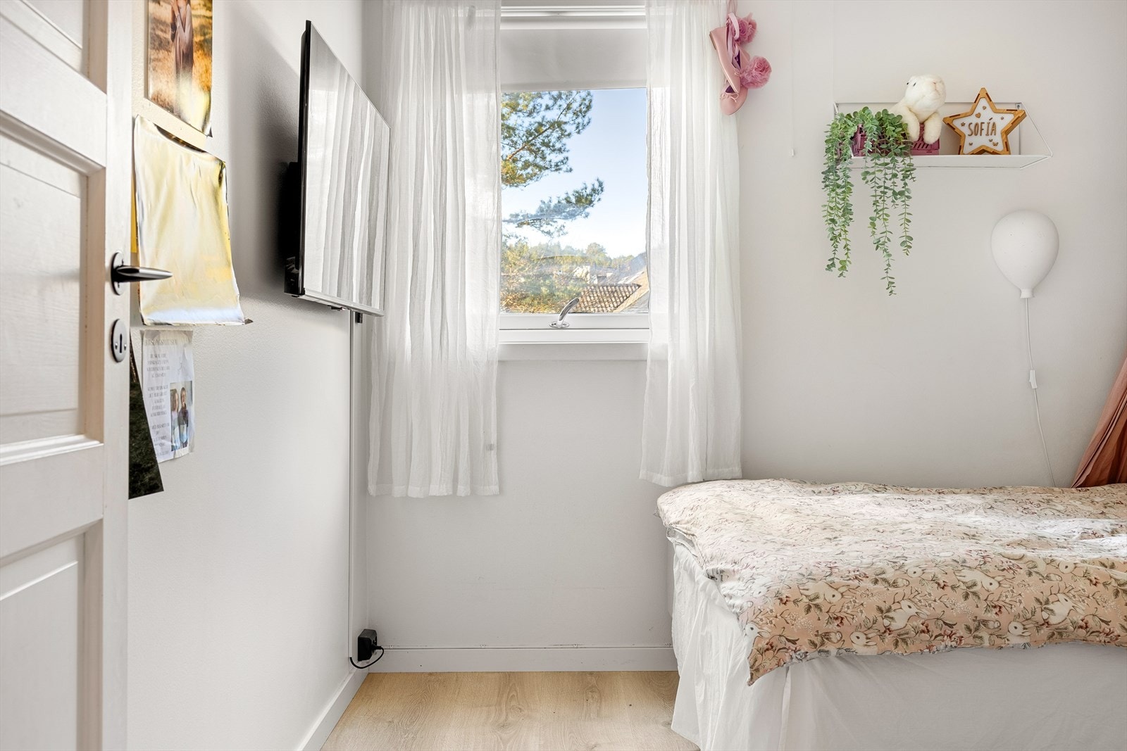 Det rikelig med naturlig lysinnslipp. Galleribilde