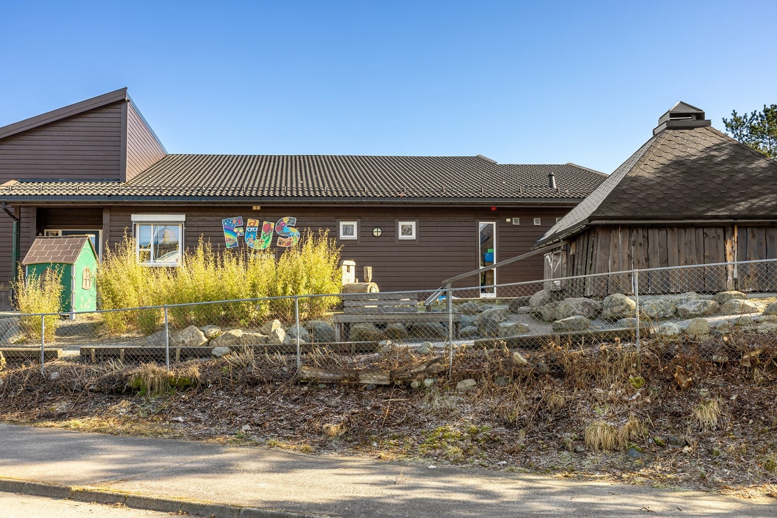 Fra boligen er det kort vei til både barnehager og skoler. Galleribilde