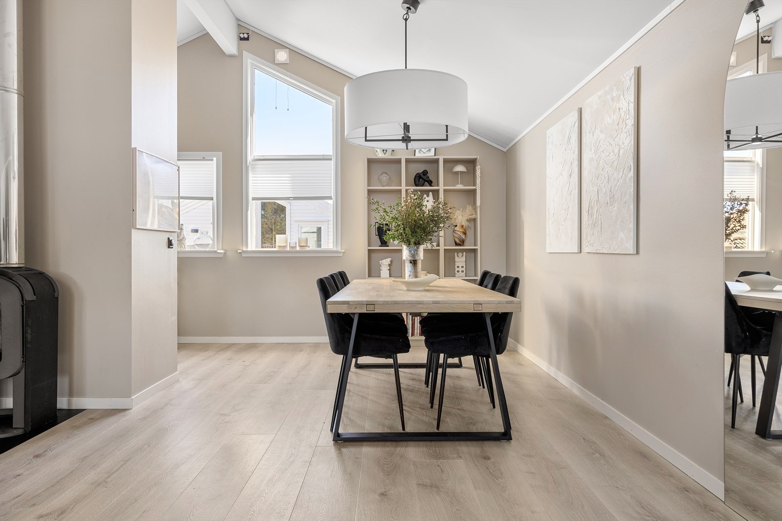 Rommet er målt til 15,1 kvm som gir god plass til en stor spisegruppe, perfekt for både hverdagsmåltider og sosiale sammenkomster. Galleribilde