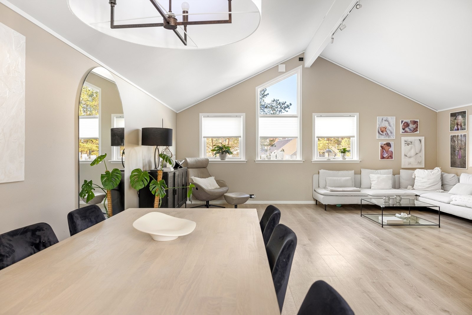 I 2022 ble det lagt nytt laminatgulv i boligen. Galleribilde