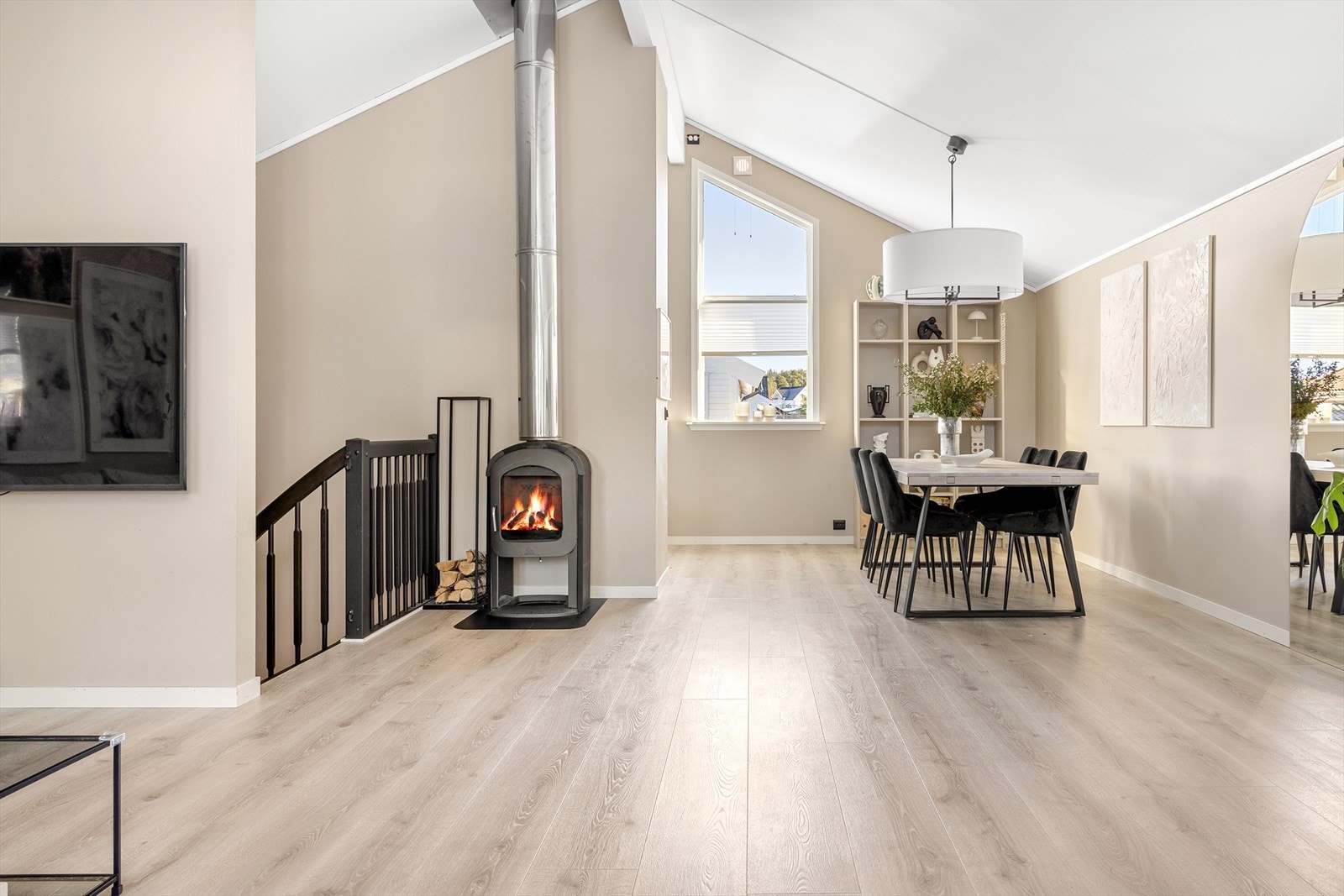 Boligen har god standard, stort uteområde m/terrasse, hageflekk, samt garasje. I tillegg får man god takhøyde, ildsted, rikelig lysinnslipp m.m. Må sees! Galleribilde