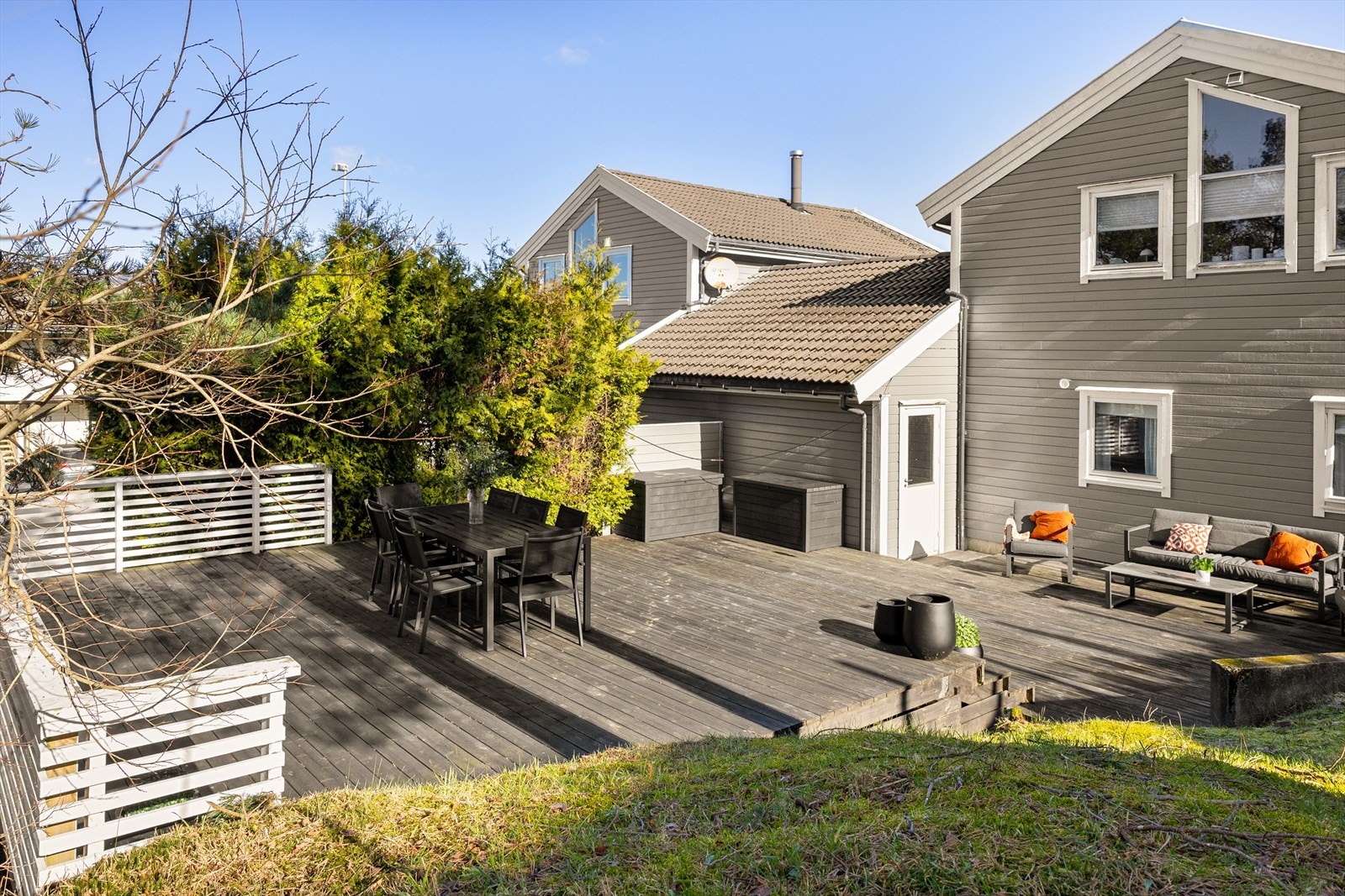 Fra 1.etasje er det utgang til stor solrik terrasse målt til 77,4 kvm. Galleribilde