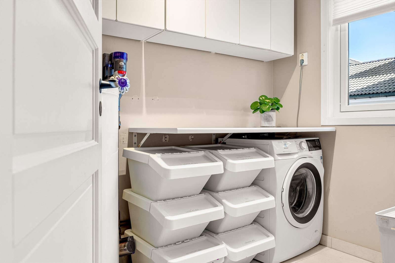 Praktisk vaskerom like ved inngangspartiet. Gulvet er flislagt og rommet er målt til 4 kvm. Vaskerommet har opplegg for vaskemaskin samt en varmtvannsbereder. Galleribilde