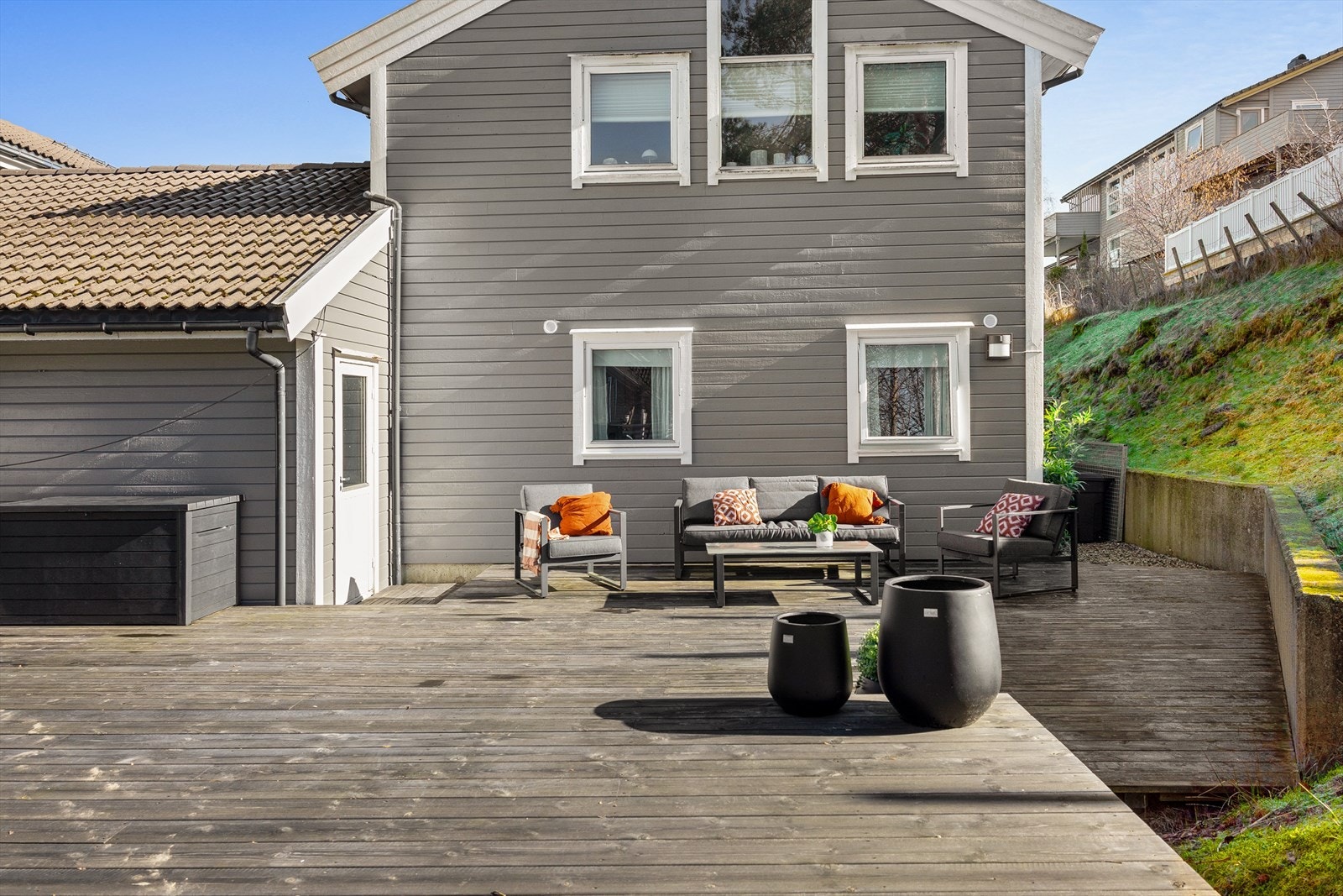 Her er det god plass til både utemøbler og lek for de minste. Galleribilde