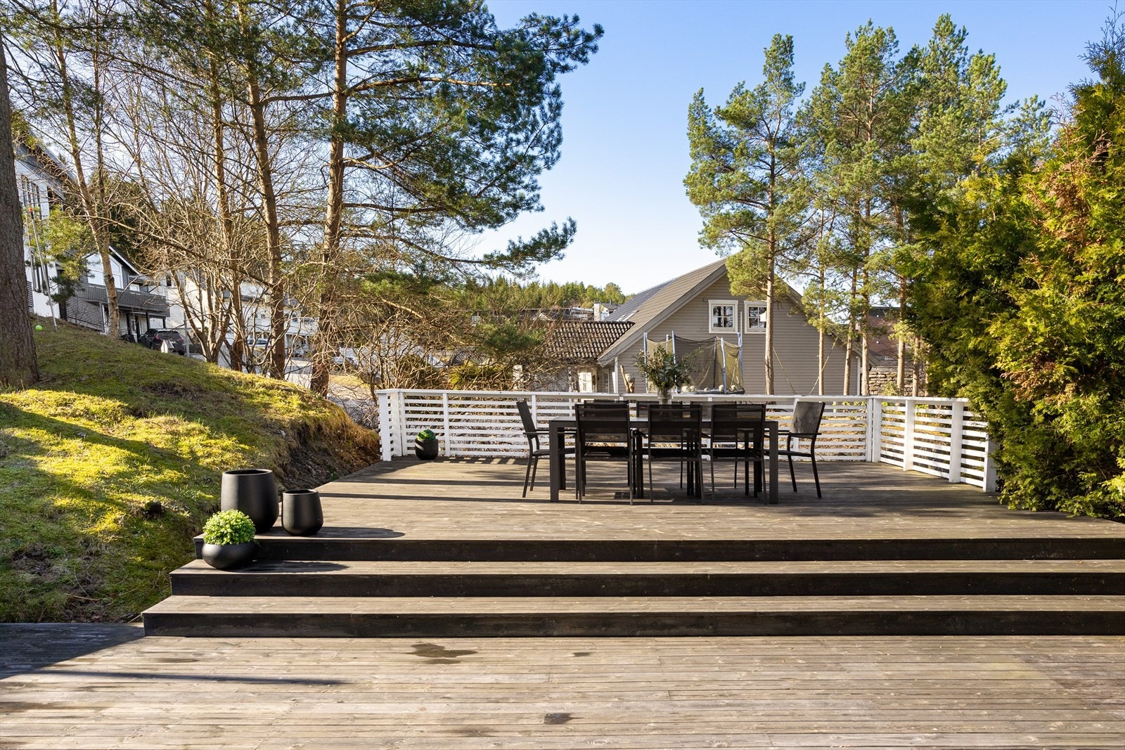 Dette er en moderne og tiltalende enebolig med svært attraktiv beliggenhet. Perfekt for barnefamilier, nyetablerte m.m. Her er alt tilrettelagt for en enkel hverdag! Galleribilde