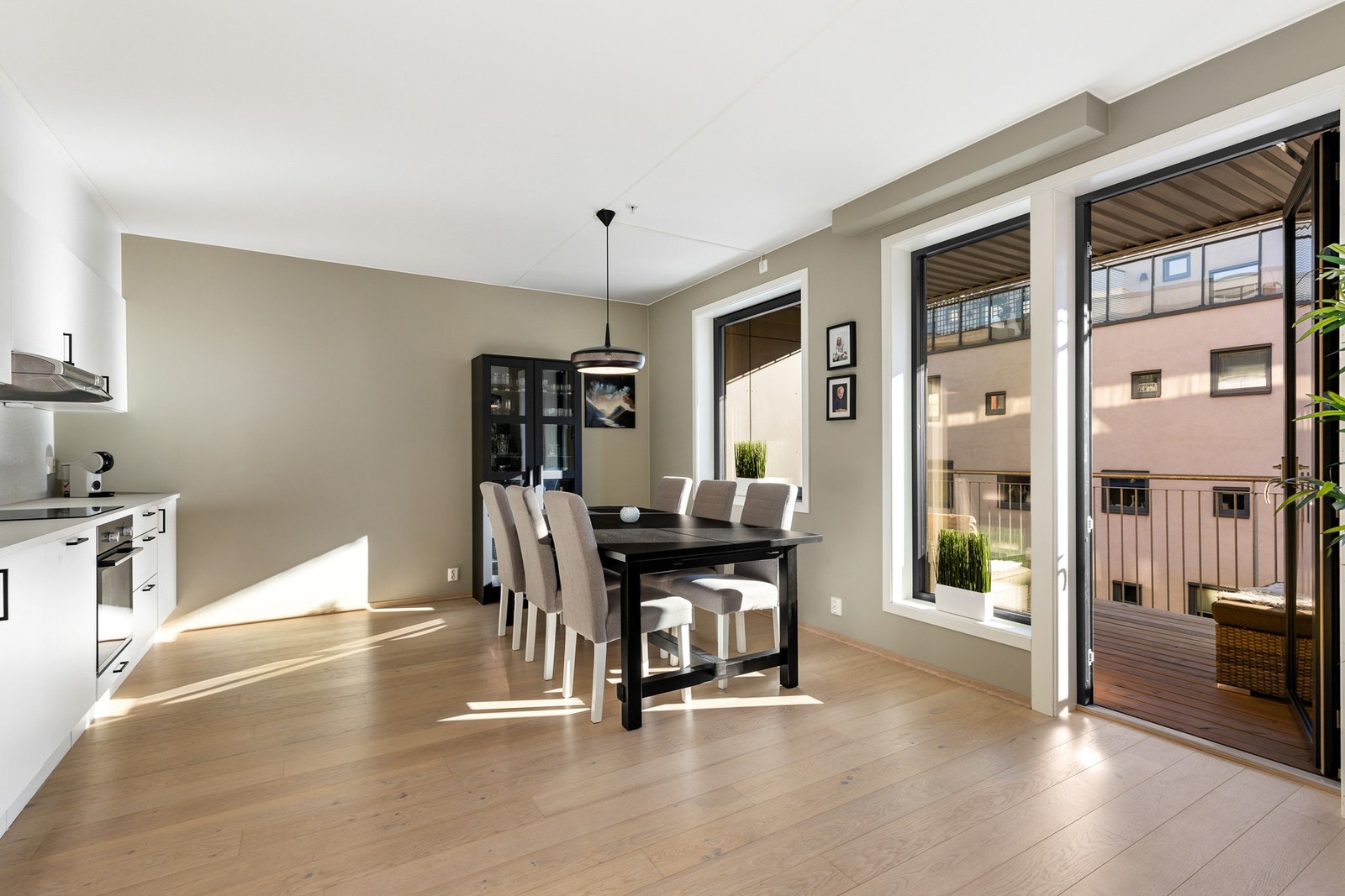 Fra stuen er det utgang til sydvendt balkong Galleribilde