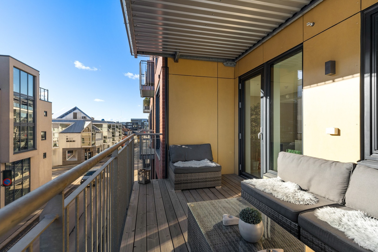 Balkongen har gulv med terrassebord av tre Galleribilde