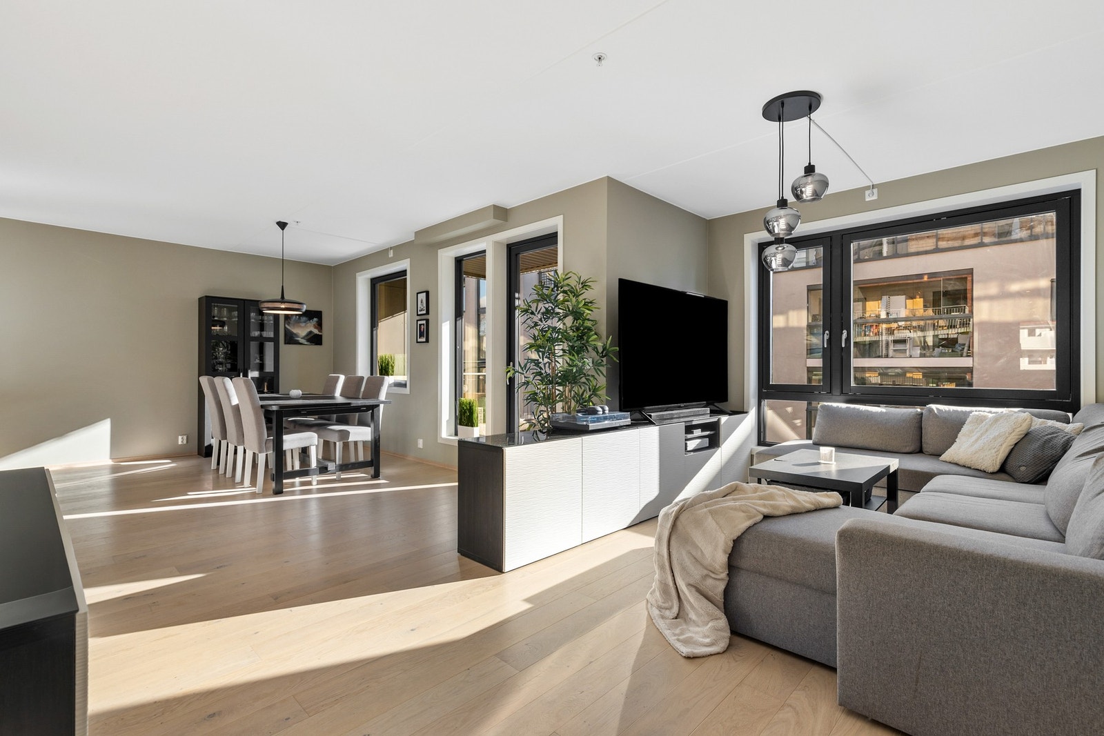 Arian Tabaku v/EIE Drammen Bragernes har gleden av å presentere Engene 43! Galleribilde