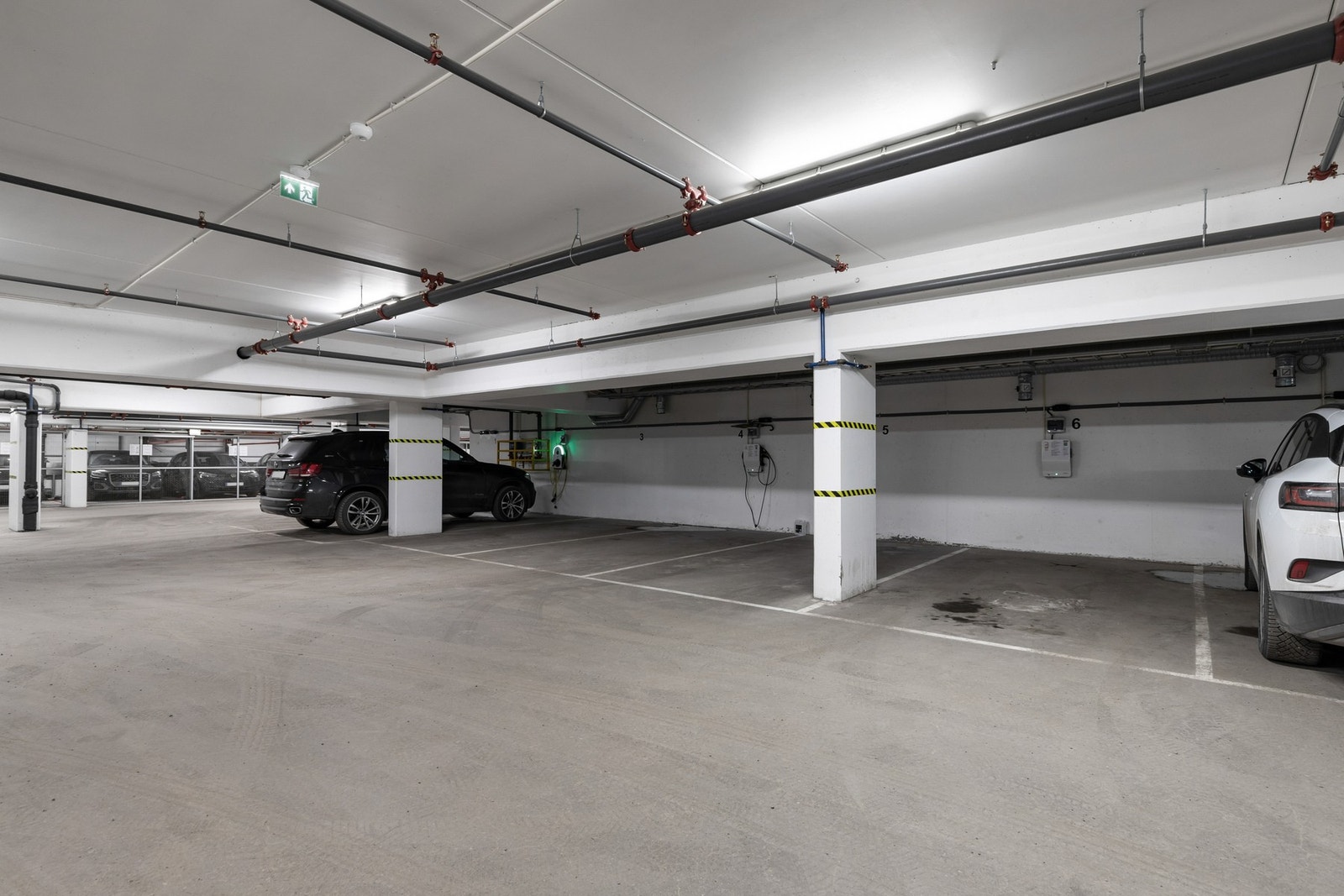 Leiligheten disponerer en parkeringsplass i felles semiautomatisk parkeringsanlegg i kjeller med heisadkomst Galleribilde