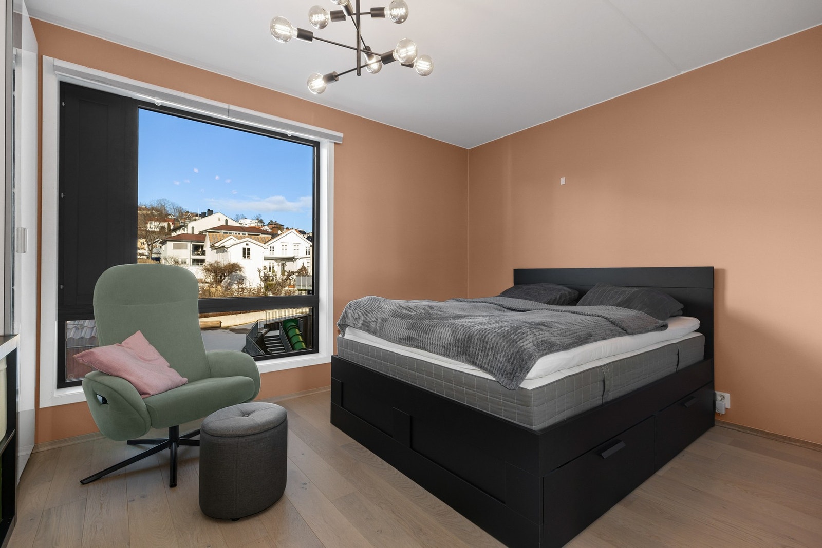 Romslig og lyst hovedsoverom som vender ut mot rolige fellesområder Galleribilde